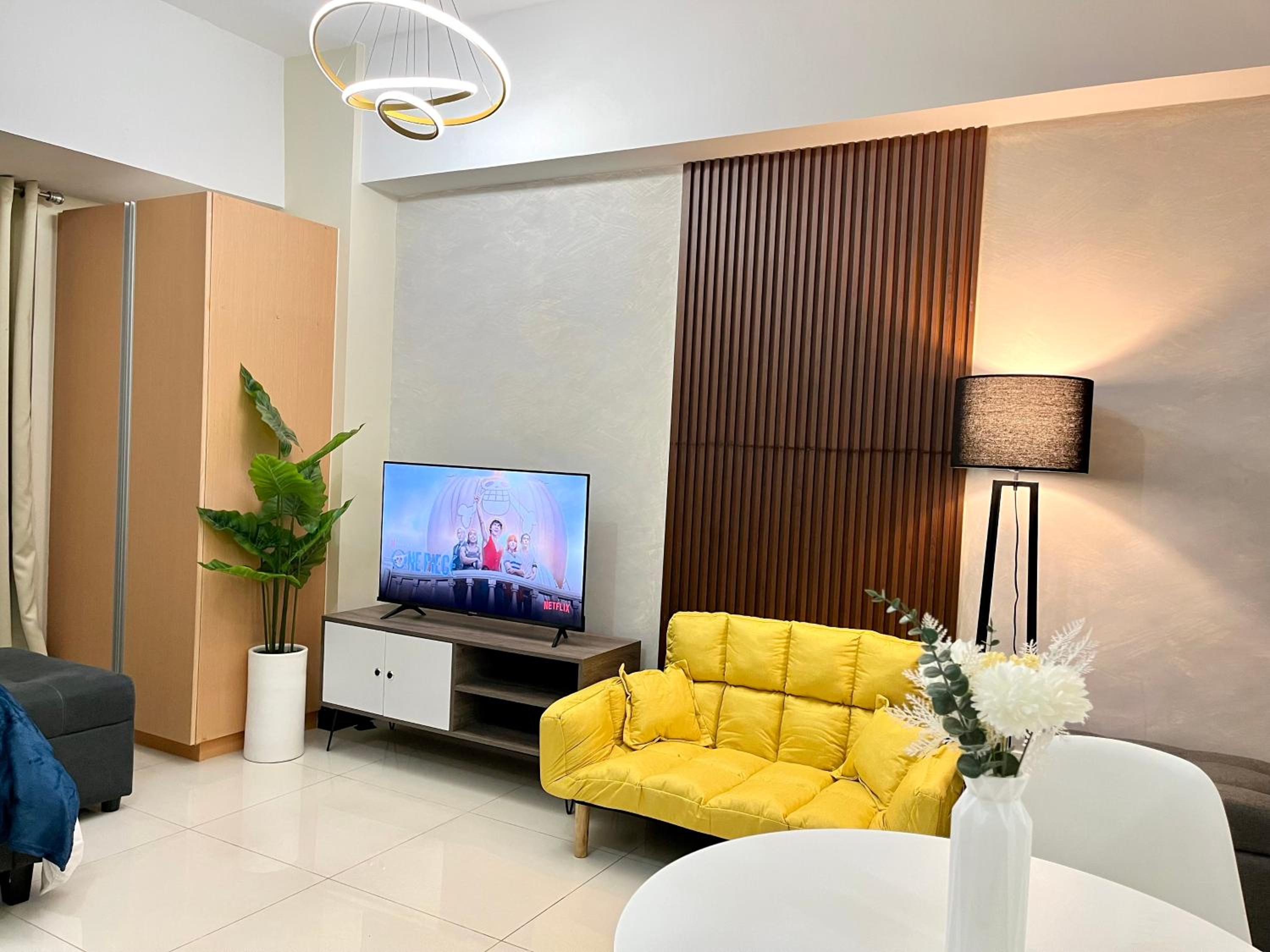 BGC 1BR, Steps to Mitsukoshi & Uptown Malls, 300Mbps Fiber 29K view 5