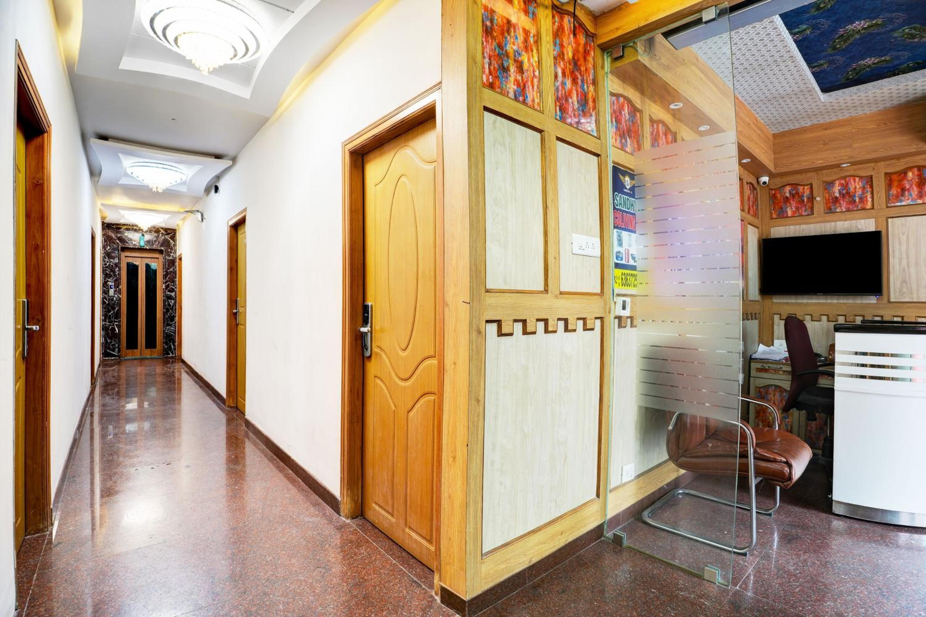 Lobby & Reception
