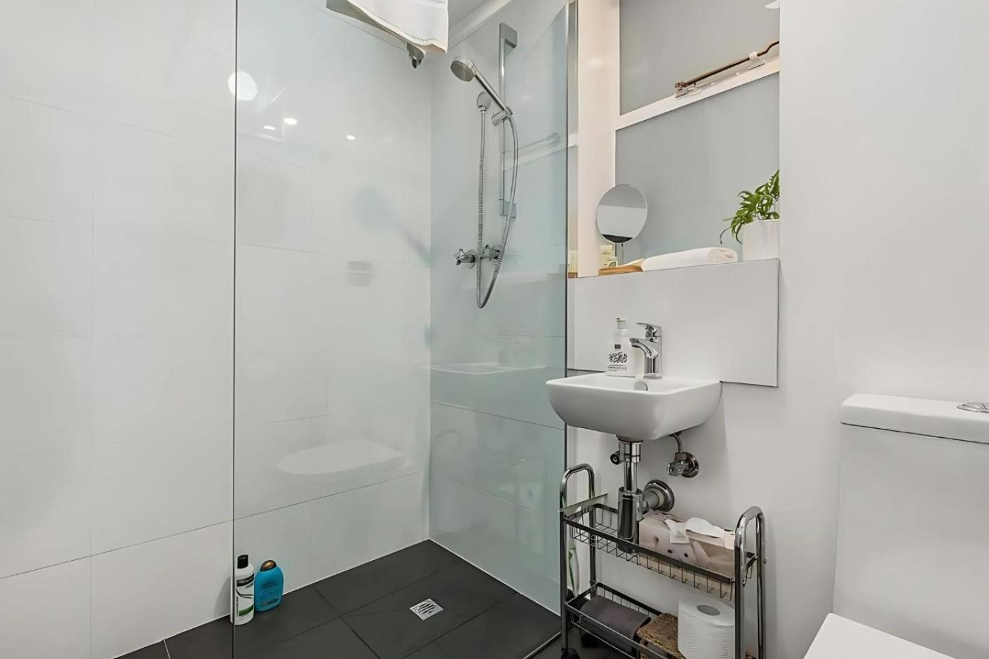 Modern City-Fringe Apartment in New Town