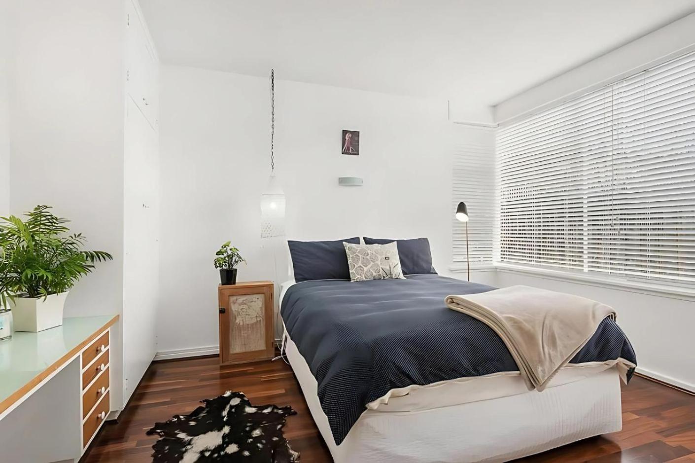 Modern City-Fringe Apartment in New Town