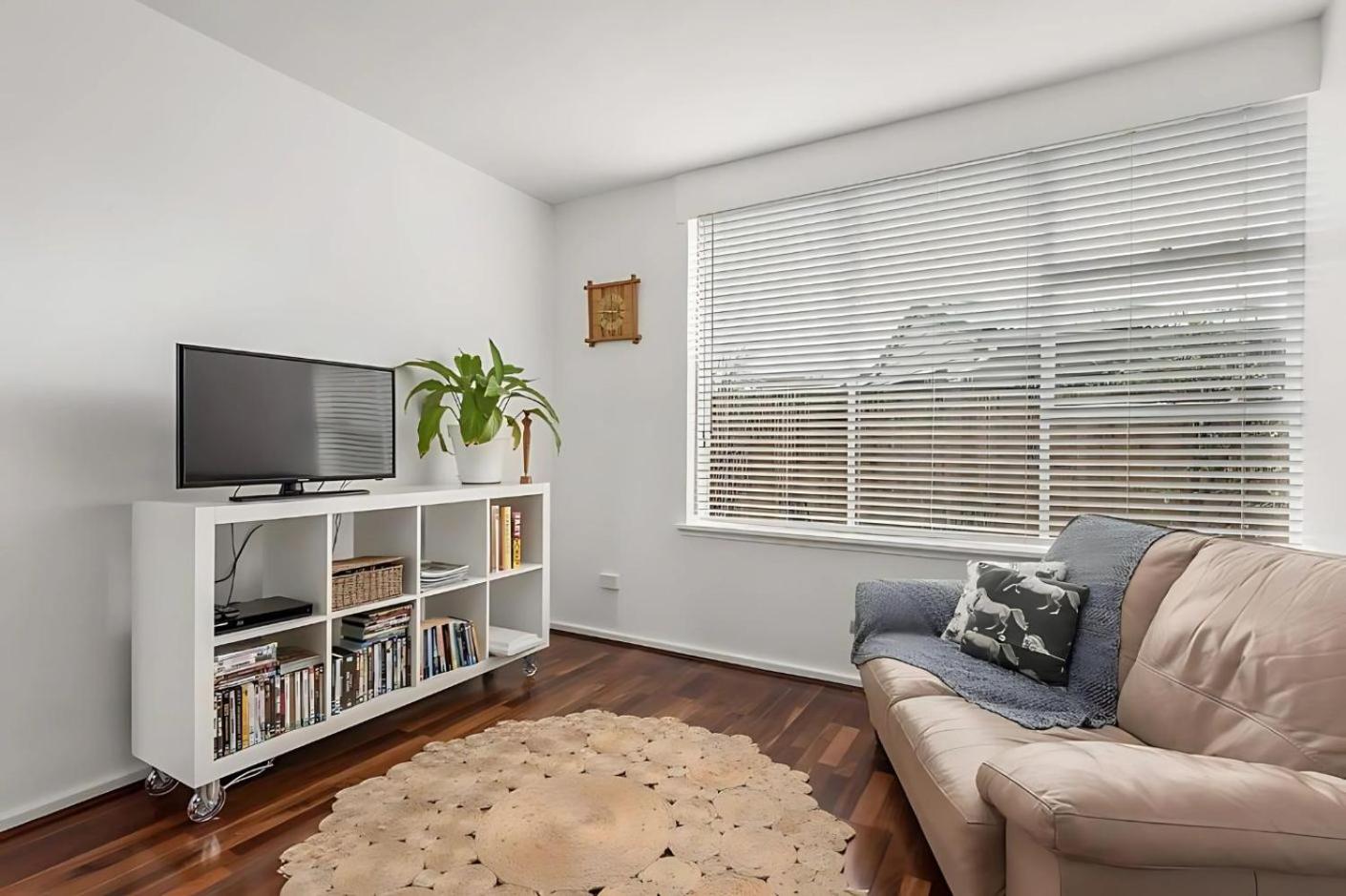 Modern City-Fringe Apartment in New Town