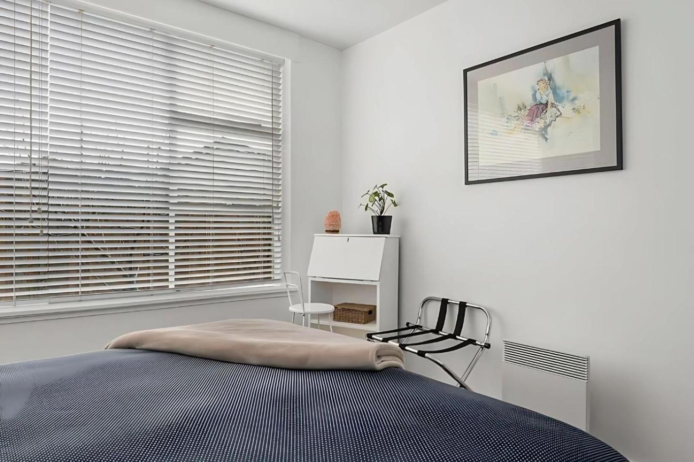Modern City-Fringe Apartment in New Town