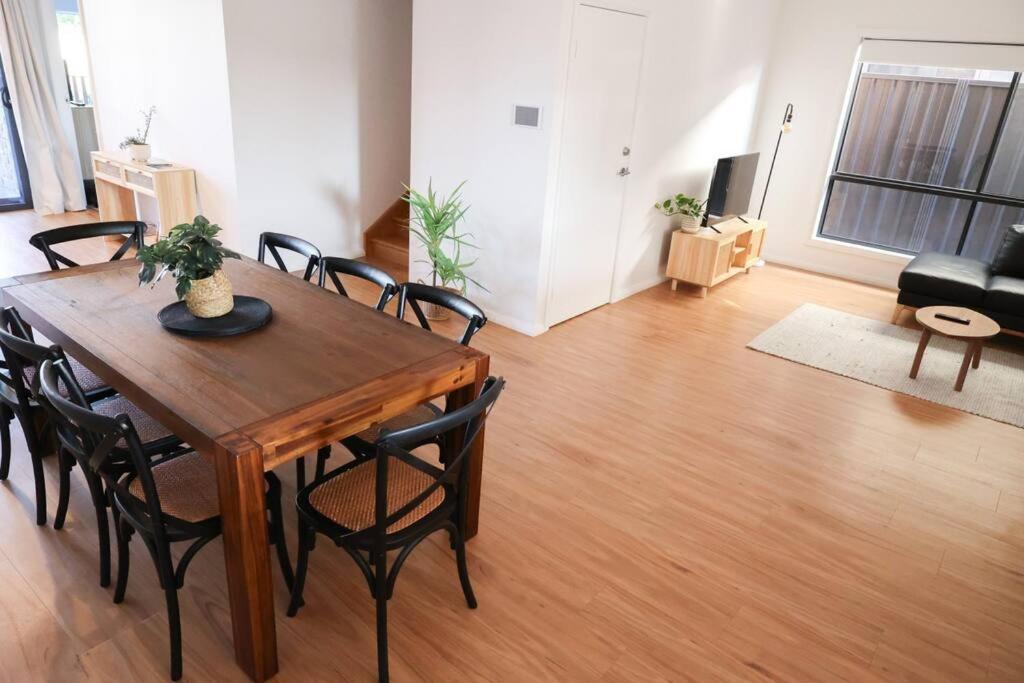 Stylish Stay 4BR Central Wagga