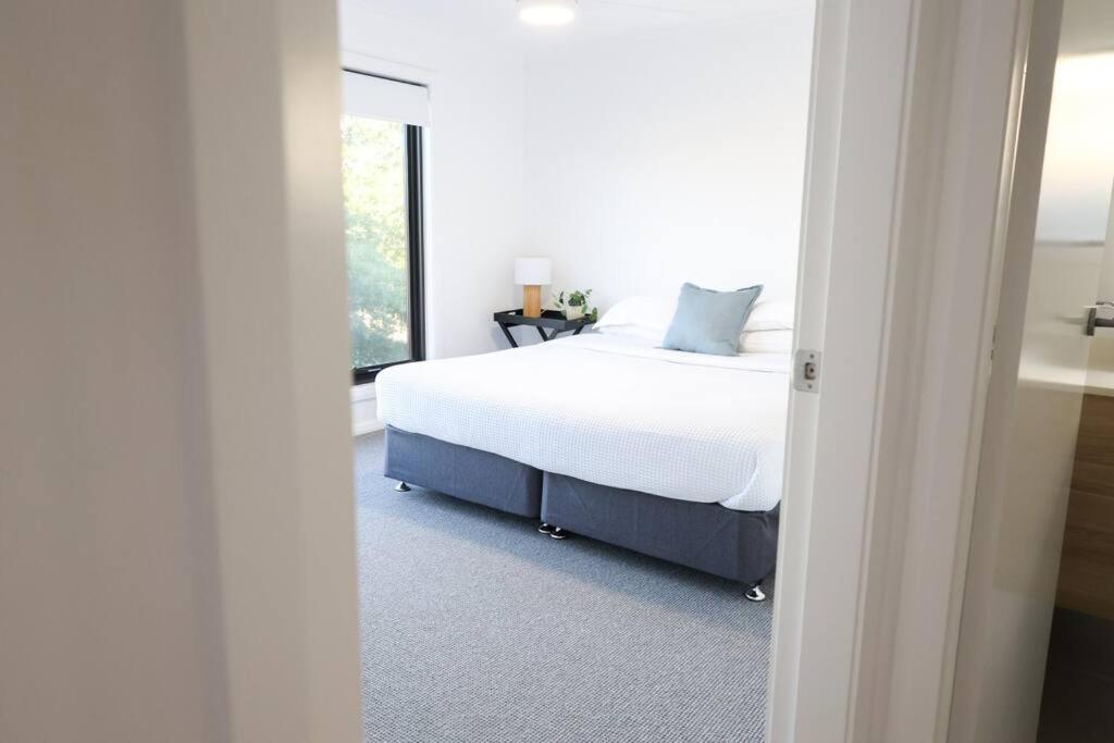 Stylish Stay 4BR Central Wagga