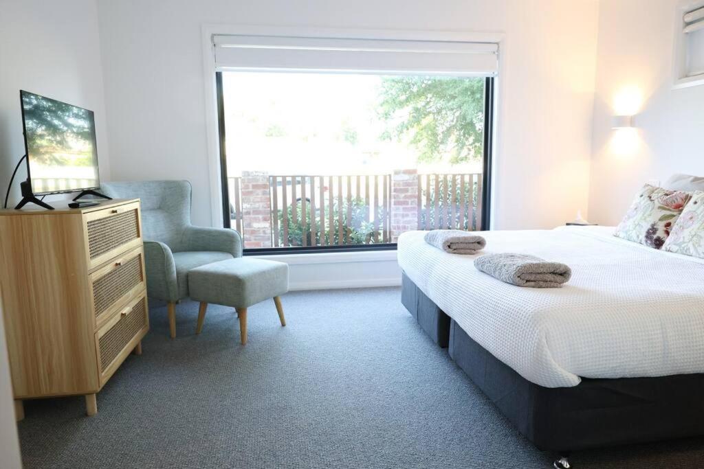 Stylish Stay 4BR Central Wagga