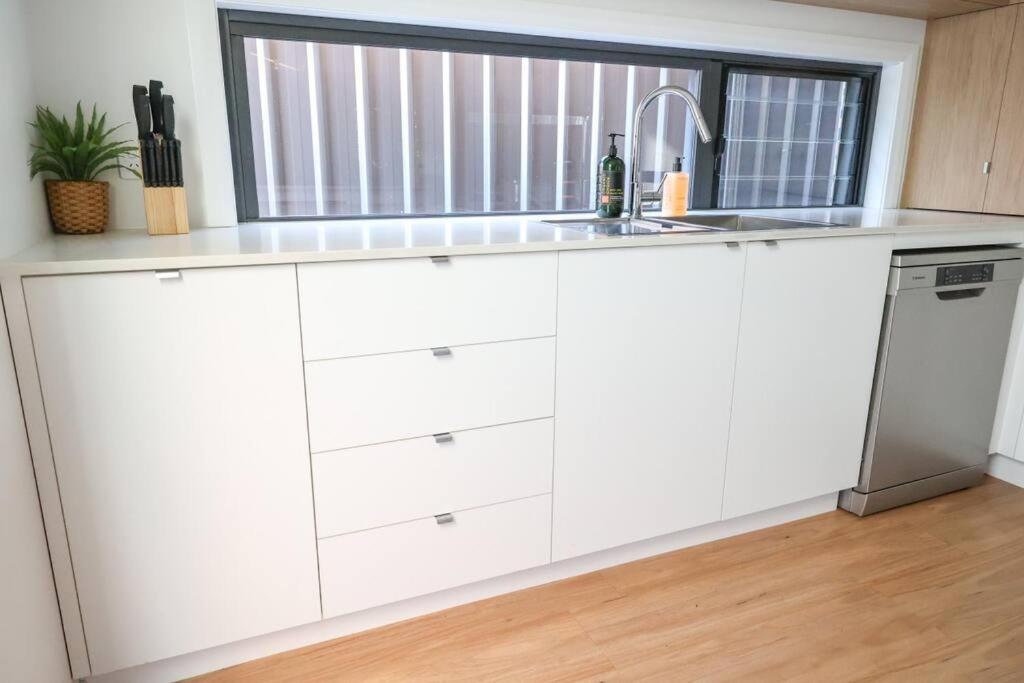 Stylish Stay 4BR Central Wagga