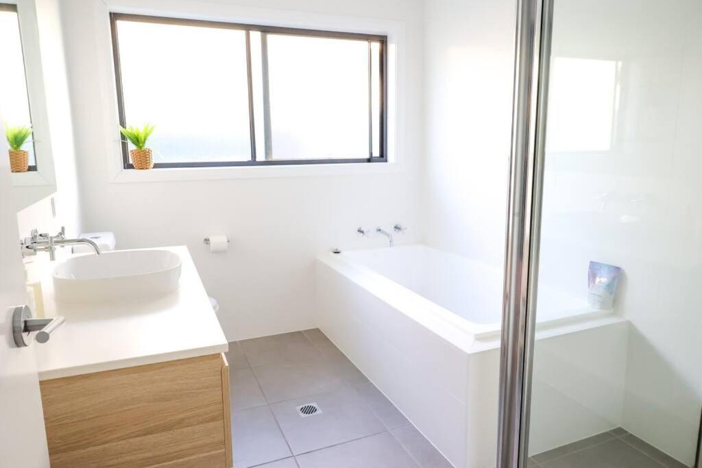 Stylish Stay 4BR Central Wagga