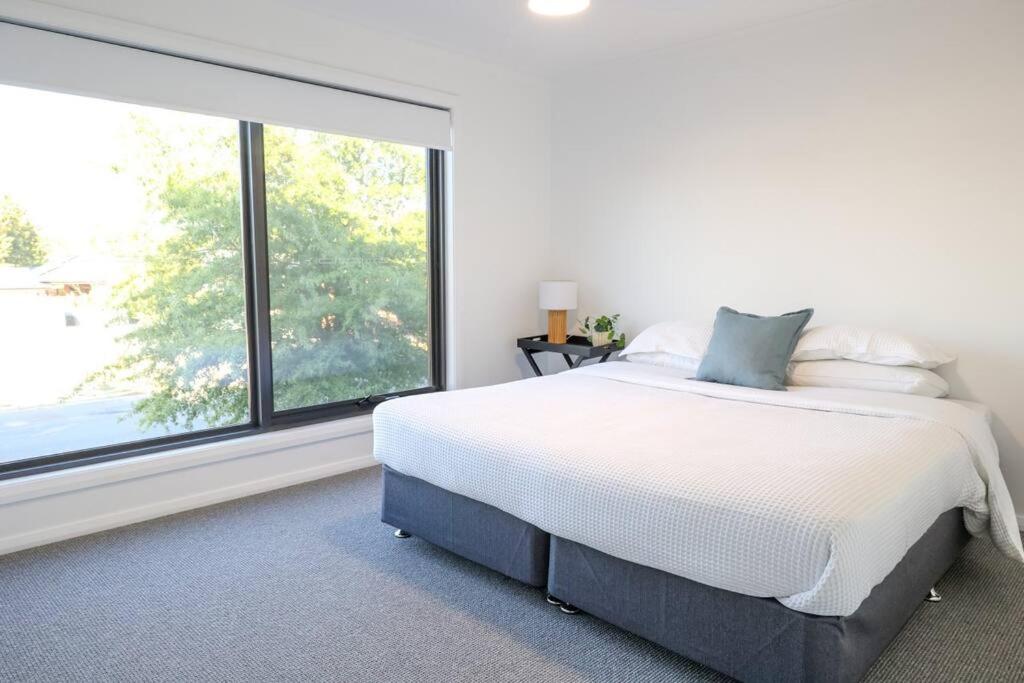 Stylish Stay 4BR Central Wagga