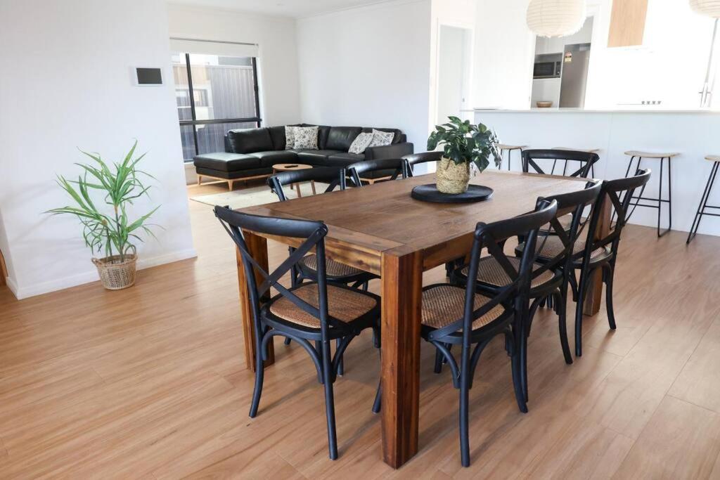 Stylish Stay 4BR Central Wagga