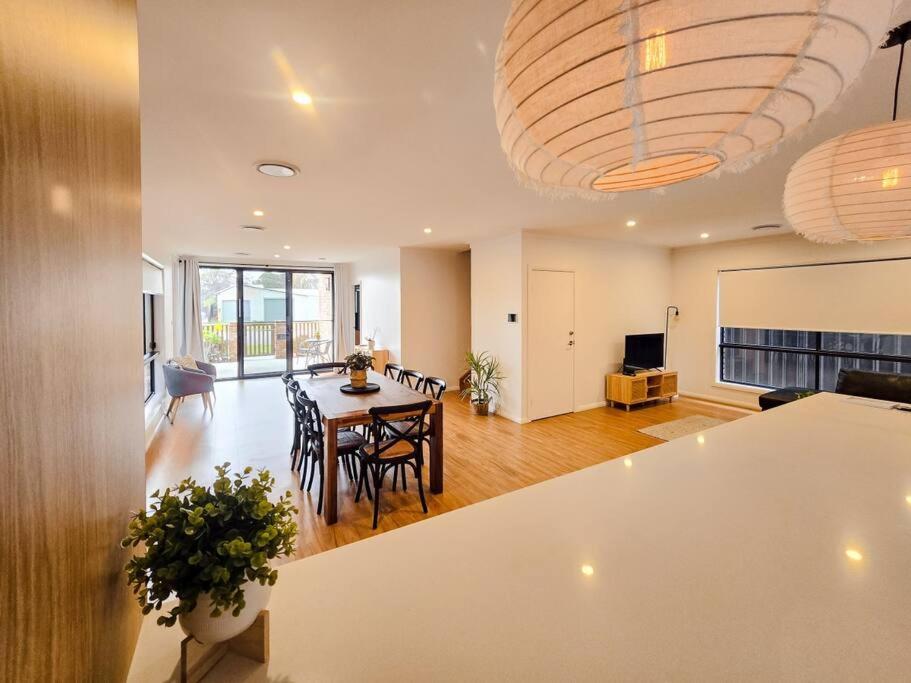 Stylish Stay 4BR Central Wagga