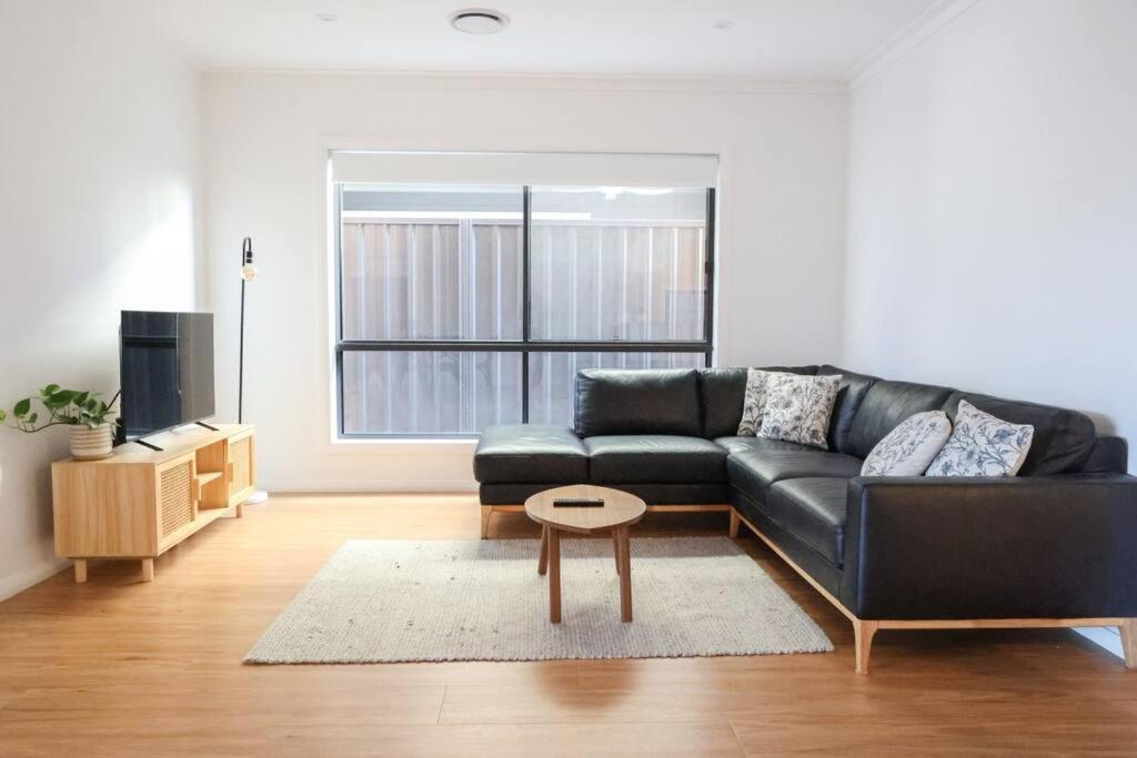 Stylish Stay 4BR Central Wagga