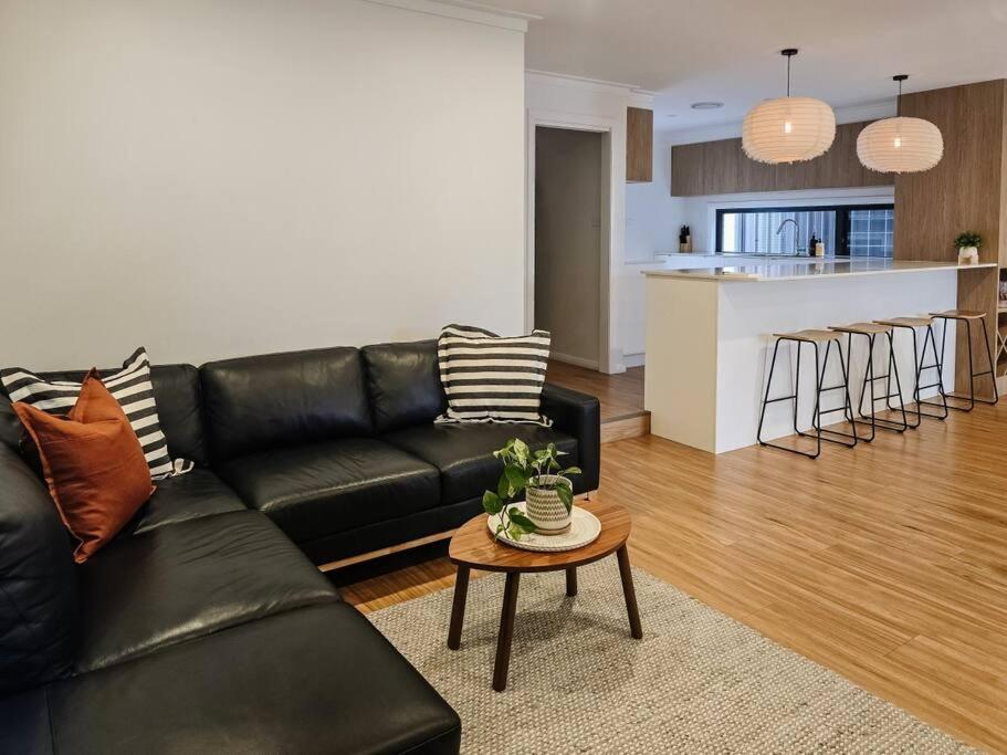 Stylish Stay 4BR Central Wagga