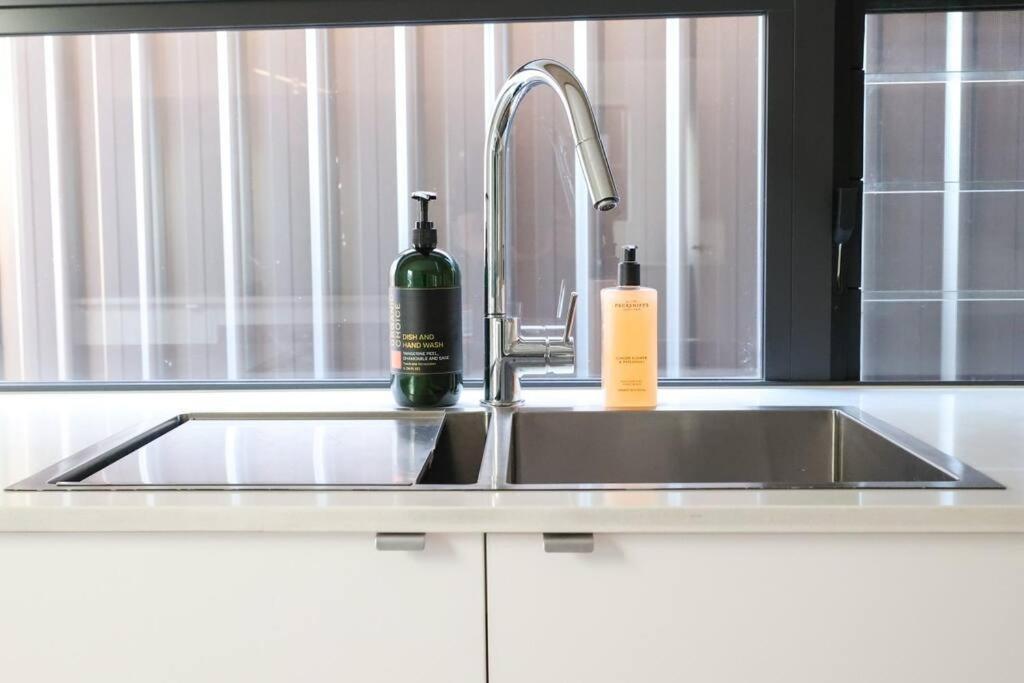 Stylish Stay 4BR Central Wagga