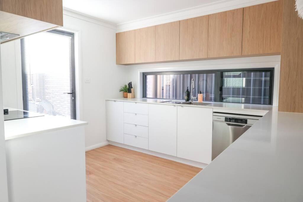 Stylish Stay 4BR Central Wagga