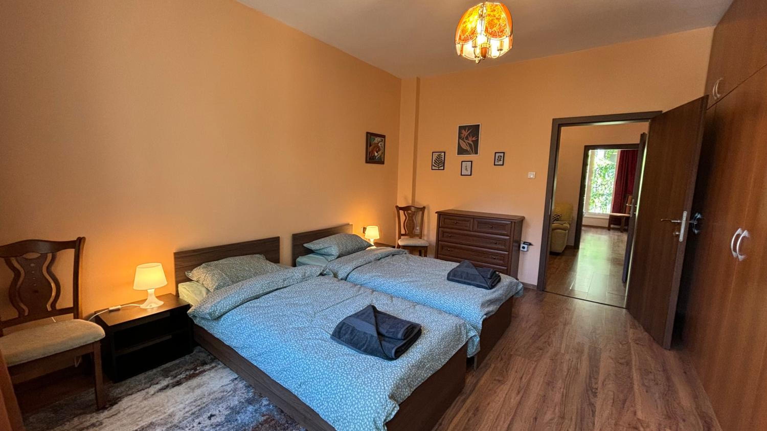 Quiet 2 bedrooms downtown apart