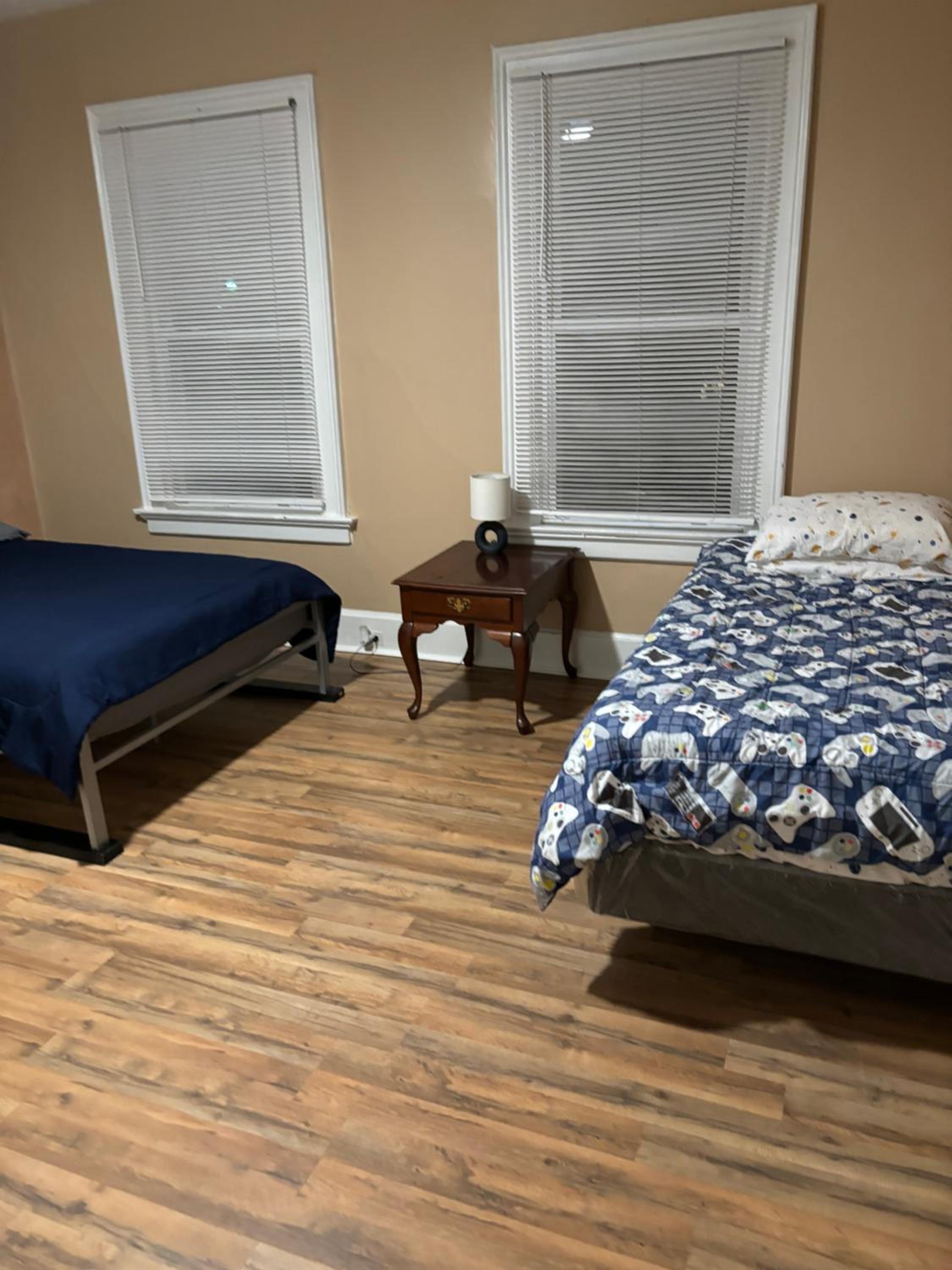 Cozy home 3 BR 5 beds private yard view 2