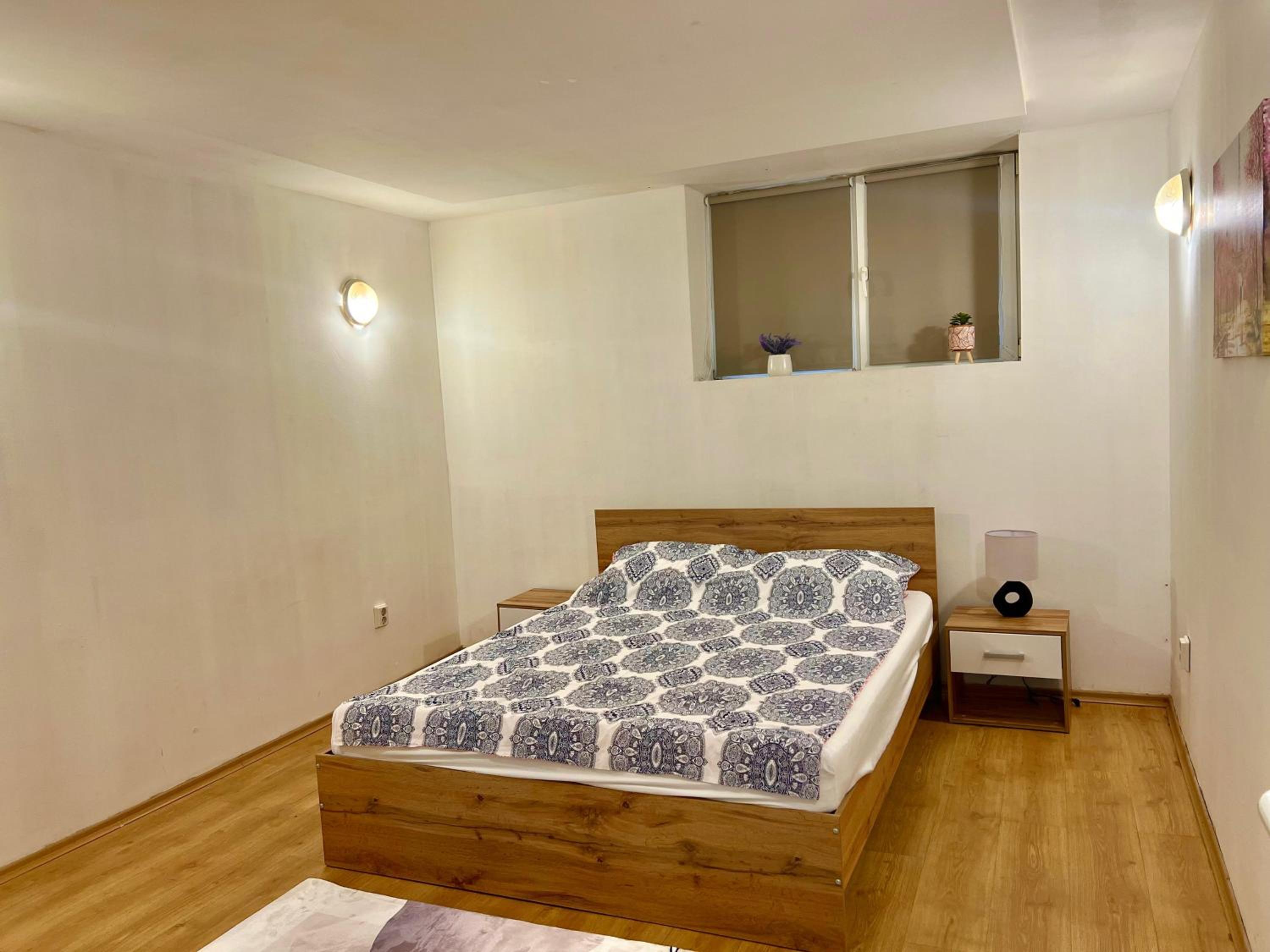 TOP Center, basement fl, 7 beds, 10min from Serdica
