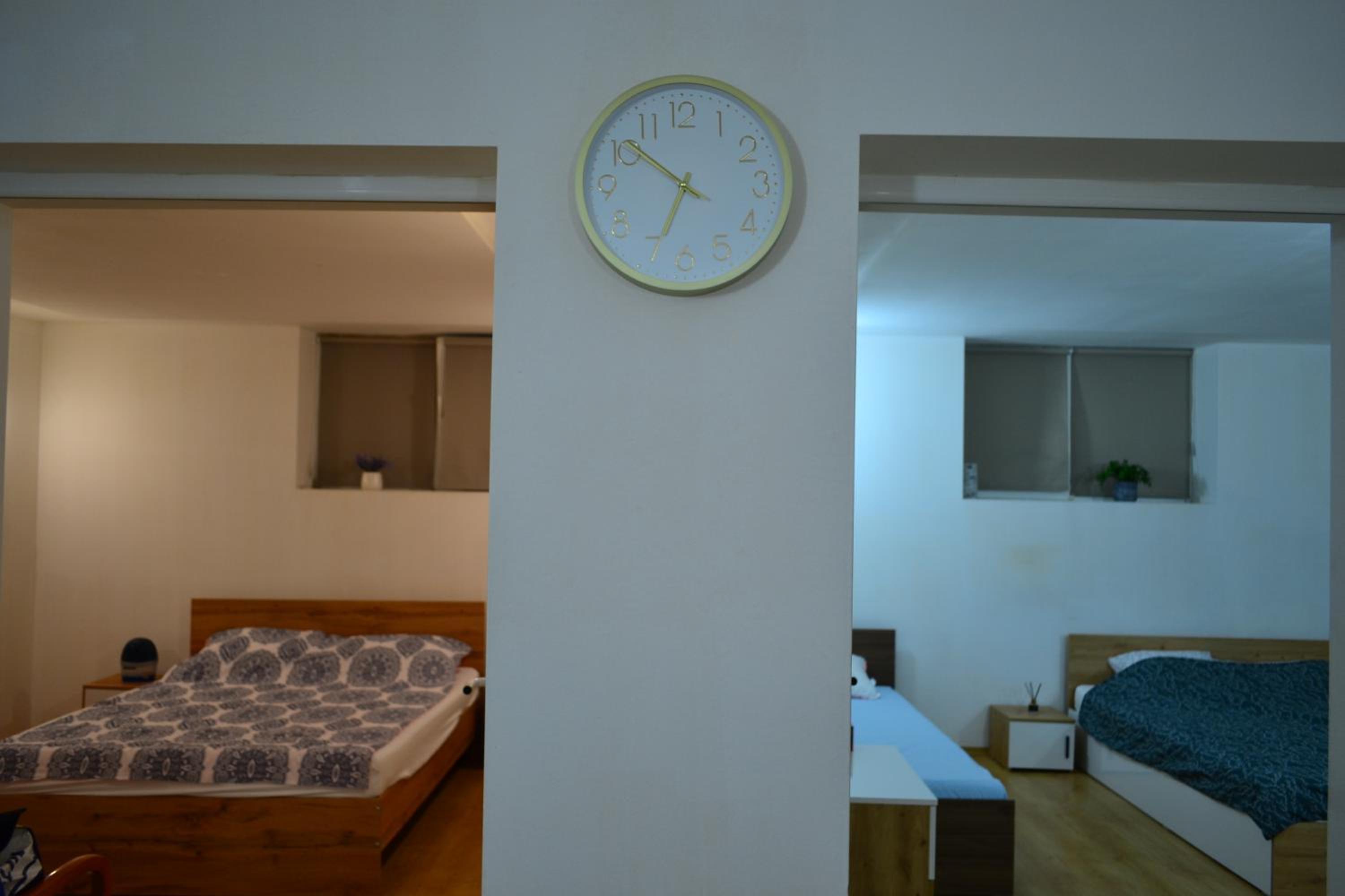 TOP Center, basement fl, 7 beds, 10min from Serdica
