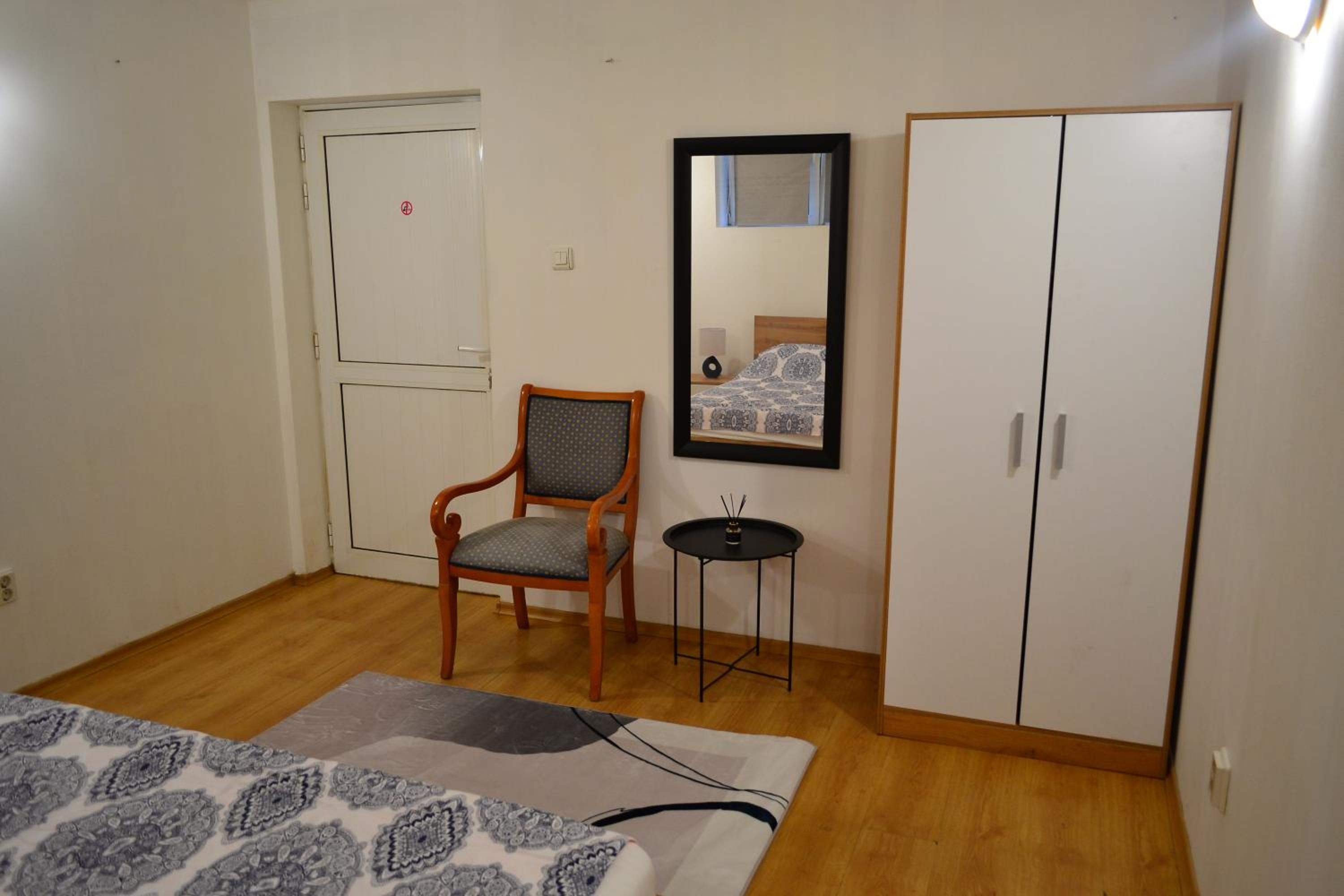 TOP Center, basement fl, 7 beds, 10min from Serdica