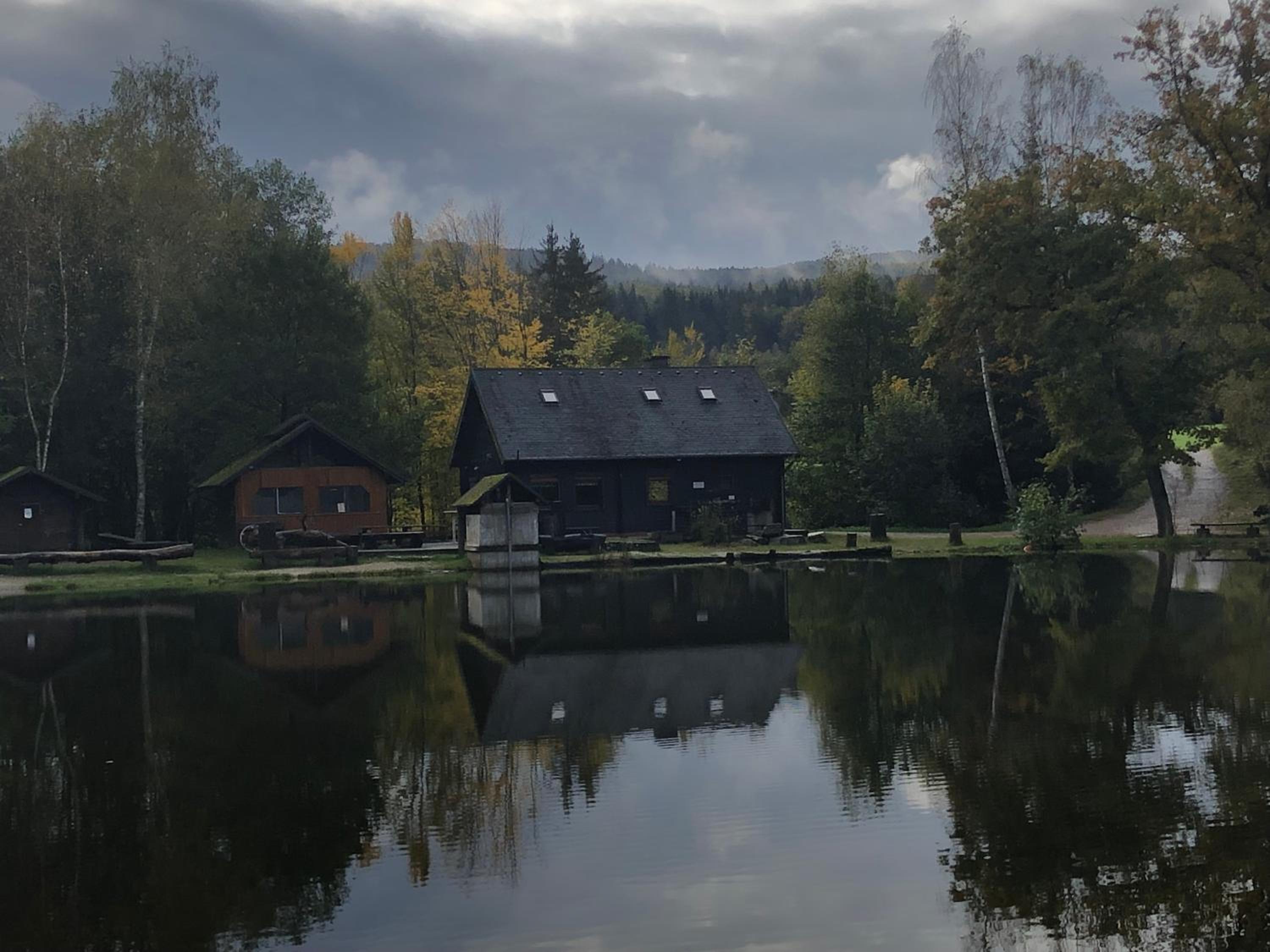 Rustikale Wanderhütte am Angelteich
