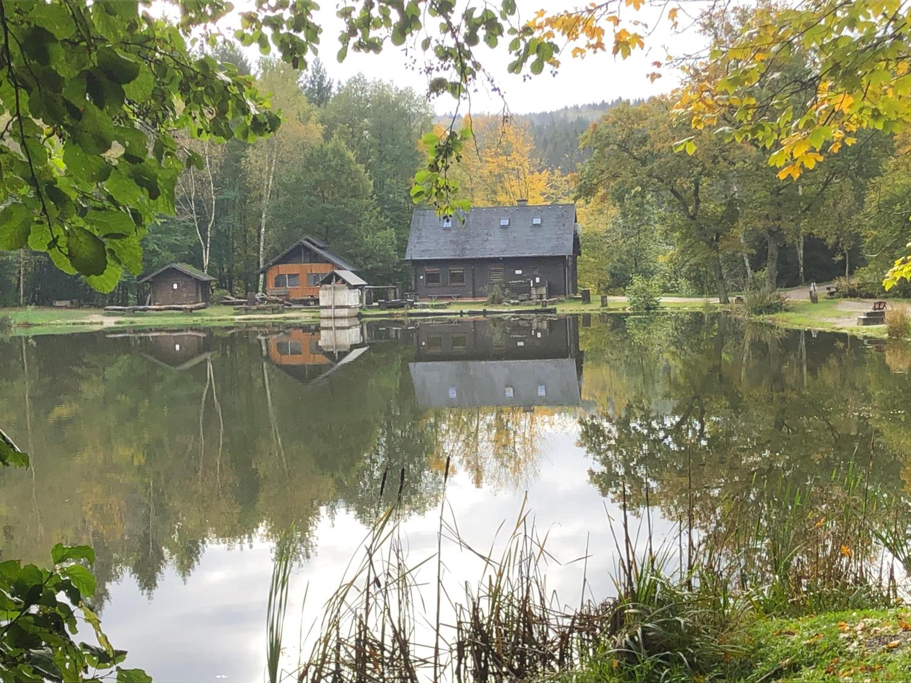 Rustikale Wanderhütte am Angelteich