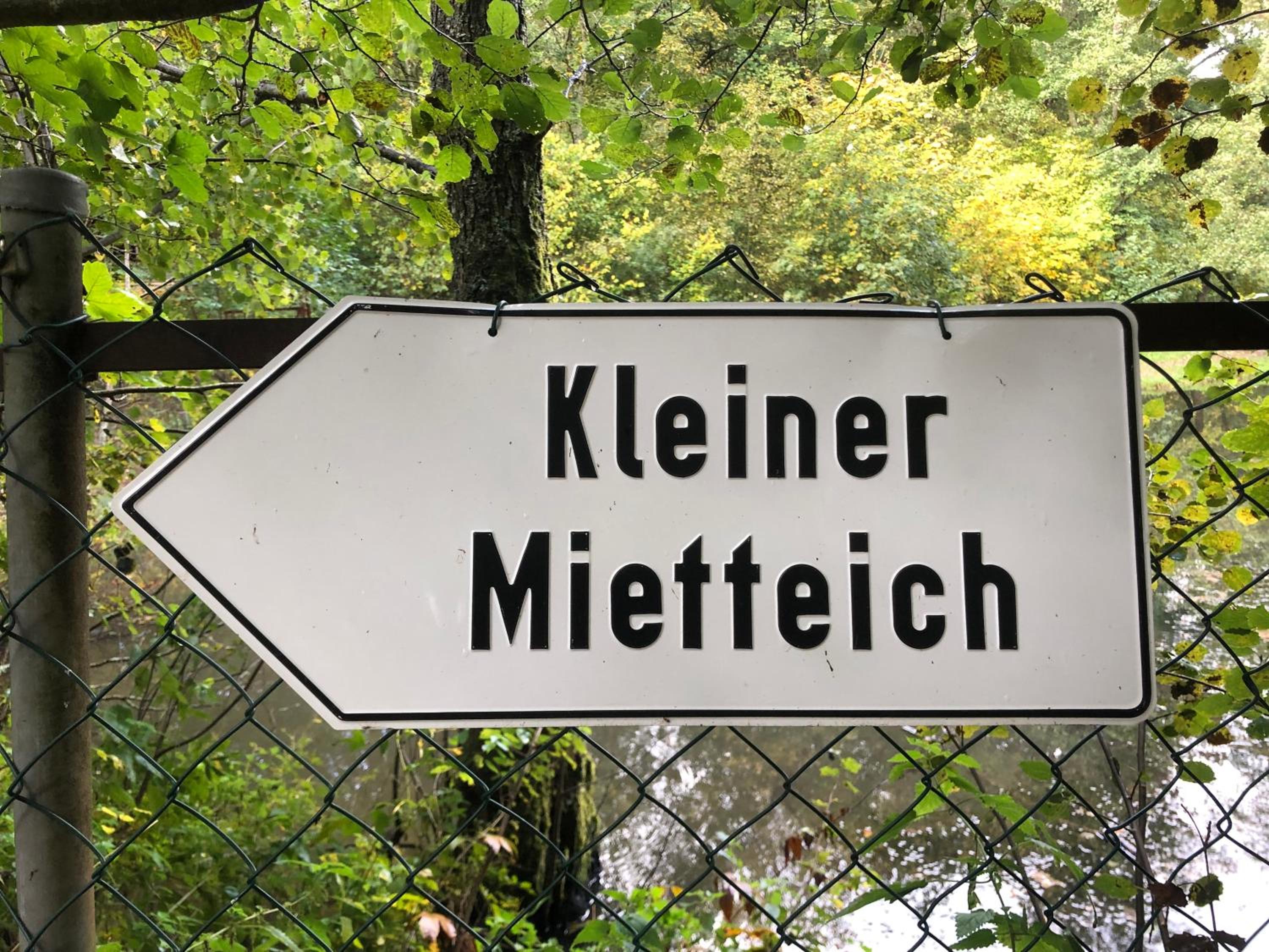 Rustikale Wanderhütte am Angelteich