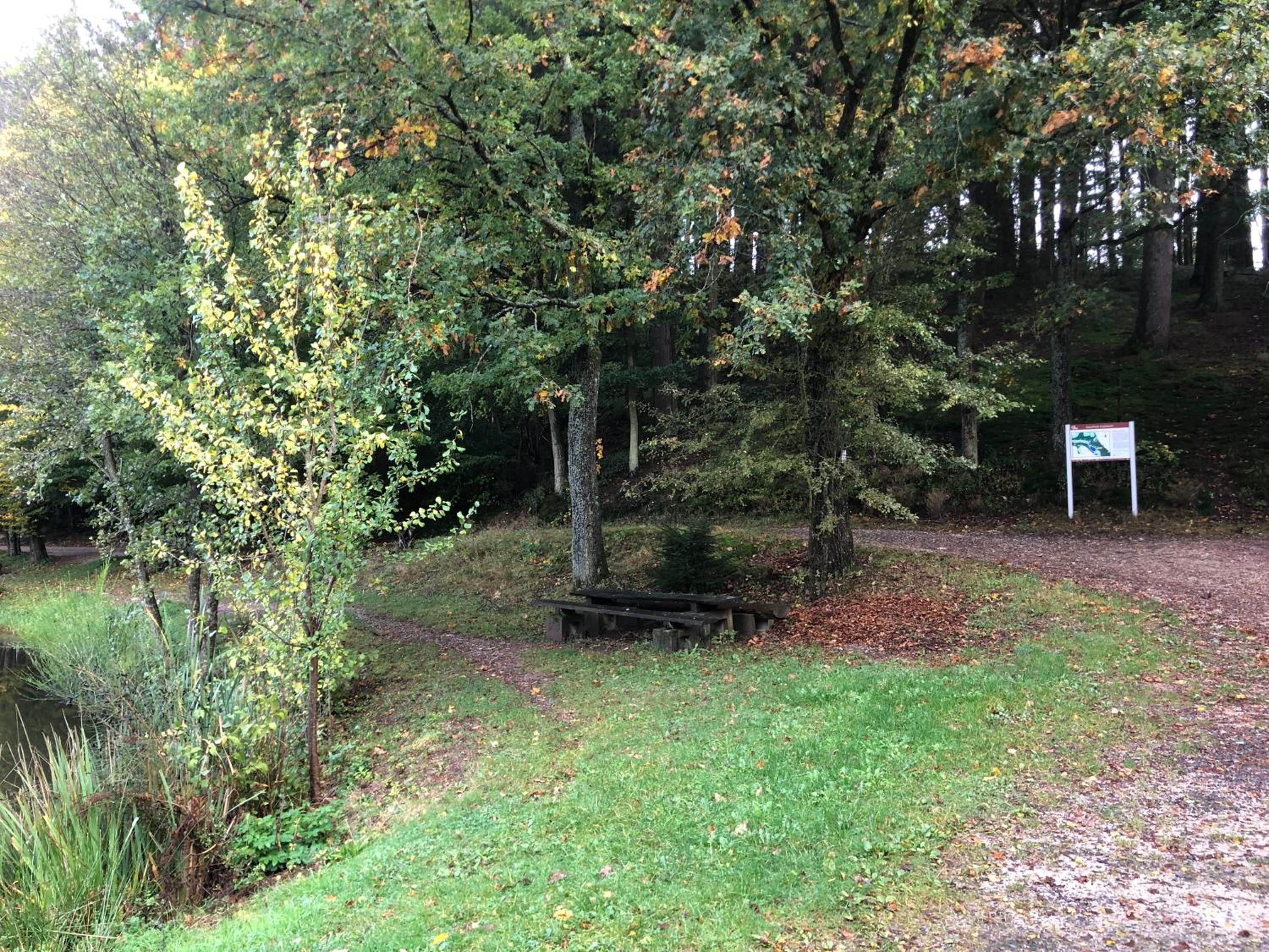 Rustikale Wanderhütte am Angelteich