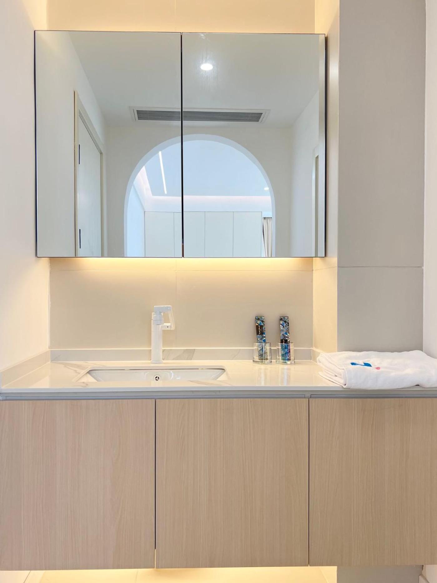 Eastern Hub - Three Bedroom Apt in Xintiandi, 50m from Metro, Many Shops and Malls Surrounded