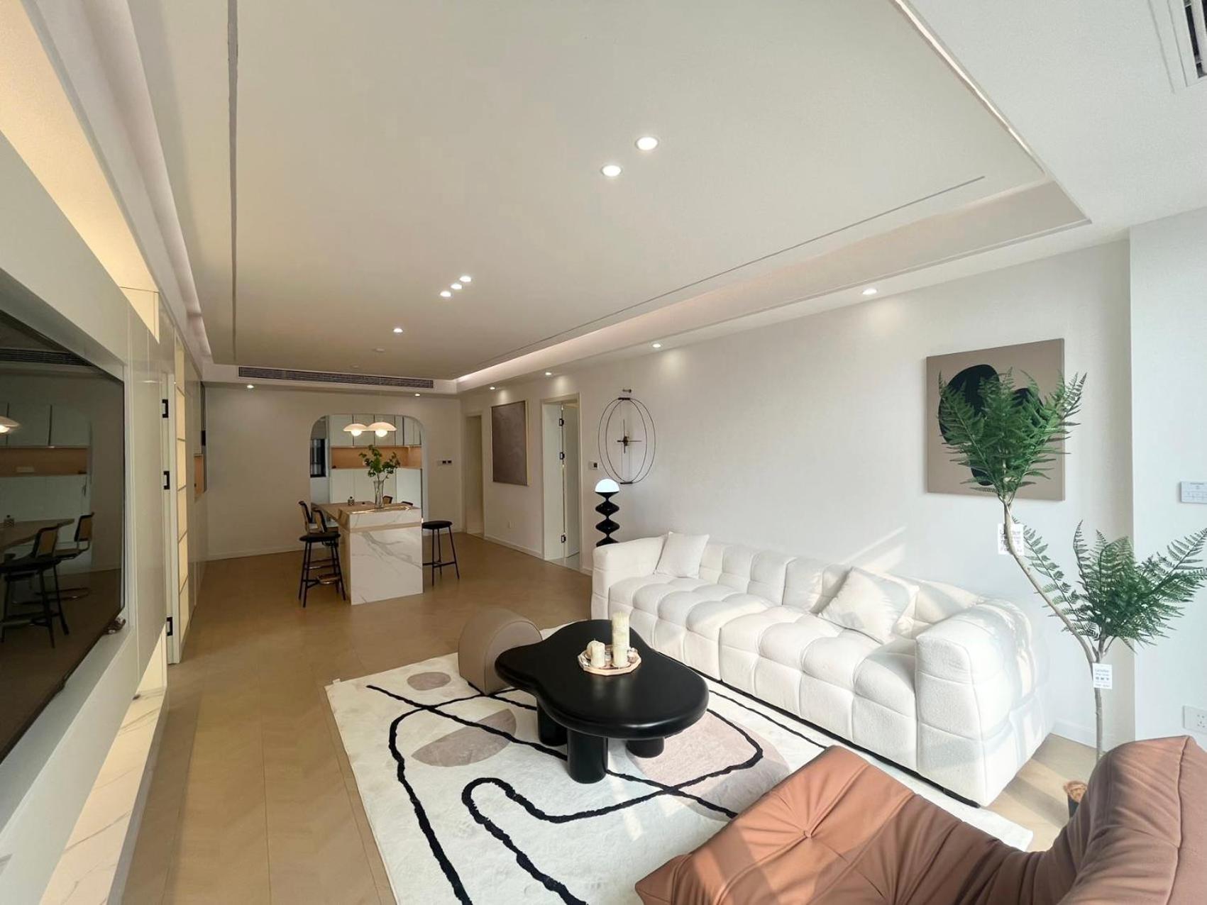 Eastern Hub - Three Bedroom Apt in Xintiandi, 50m from Metro, Many Shops and Malls Surrounded