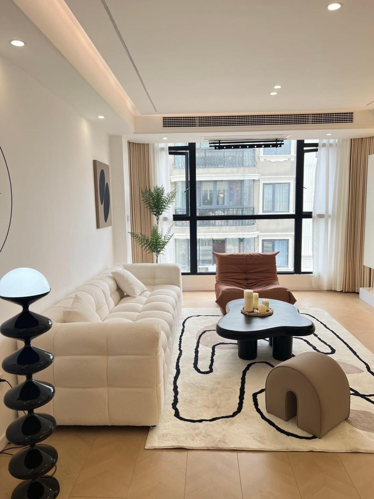 Eastern Hub - Three Bedroom Apt in Xintiandi, 50m from Metro, Many Shops and Malls Surrounded
