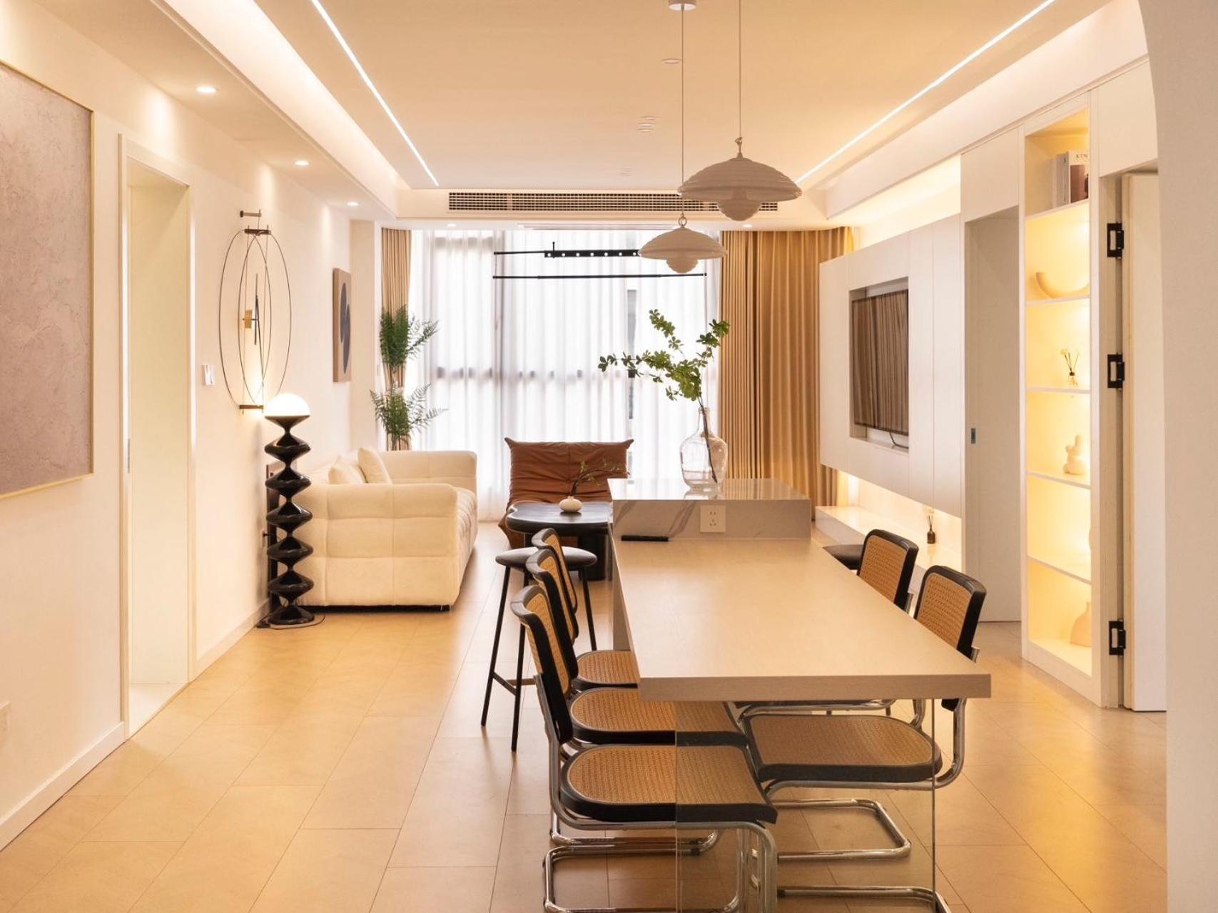 Eastern Hub - Three Bedroom Apt in Xintiandi, 50m from Metro, Many Shops and Malls Surrounded