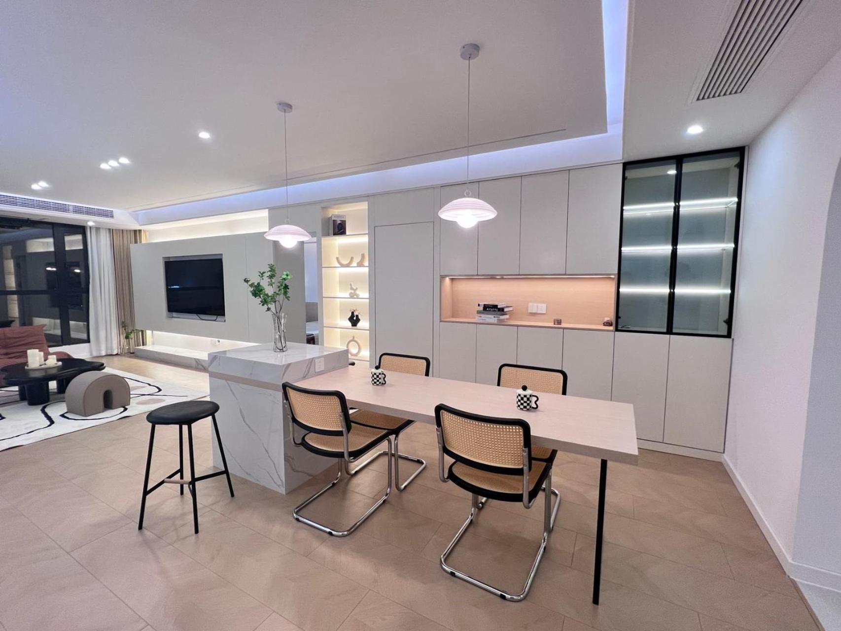 Eastern Hub - Three Bedroom Apt in Xintiandi, 50m from Metro, Many Shops and Malls Surrounded
