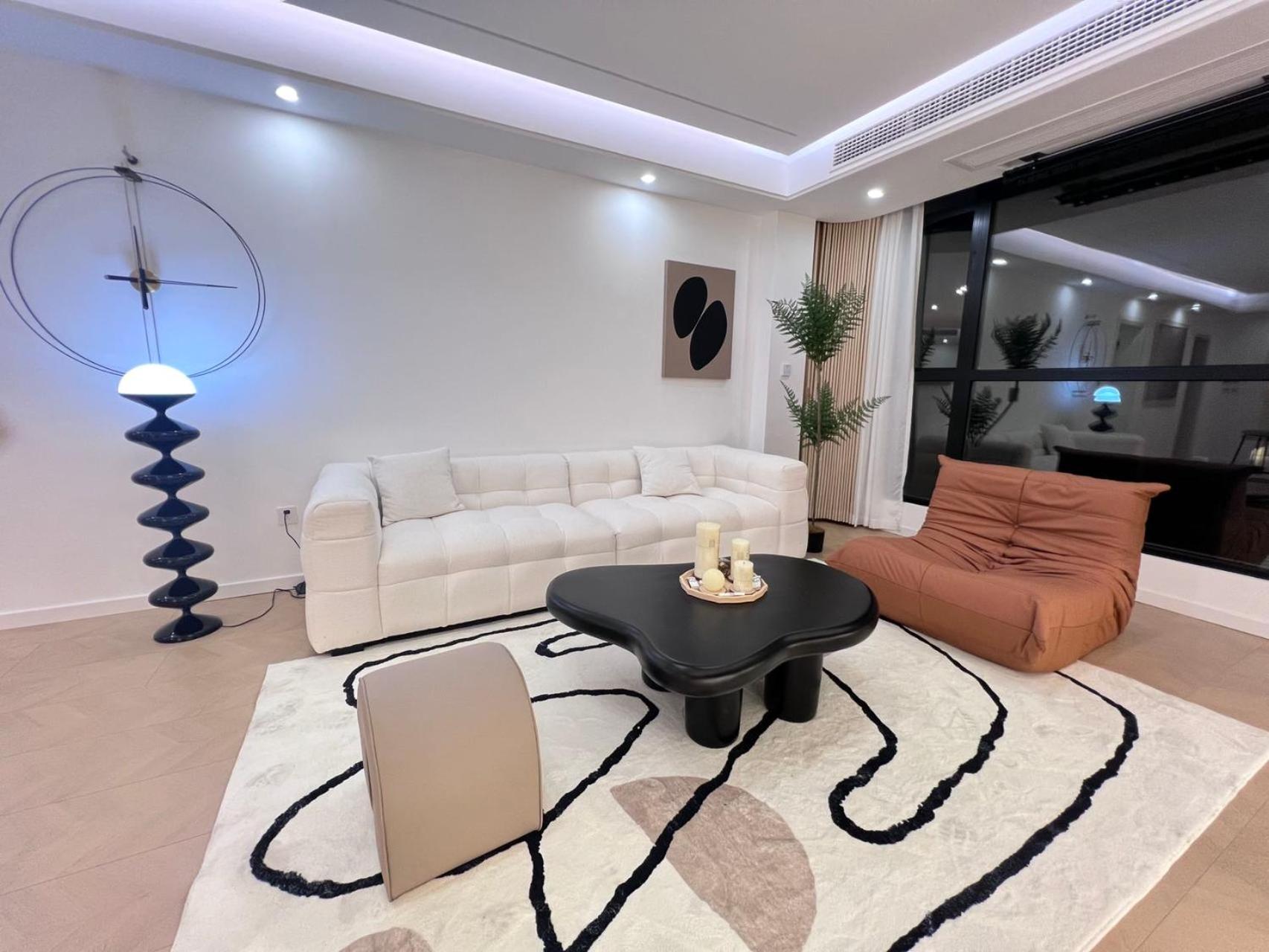 Eastern Hub - Three Bedroom Apt in Xintiandi, 50m from Metro, Many Shops and Malls Surrounded