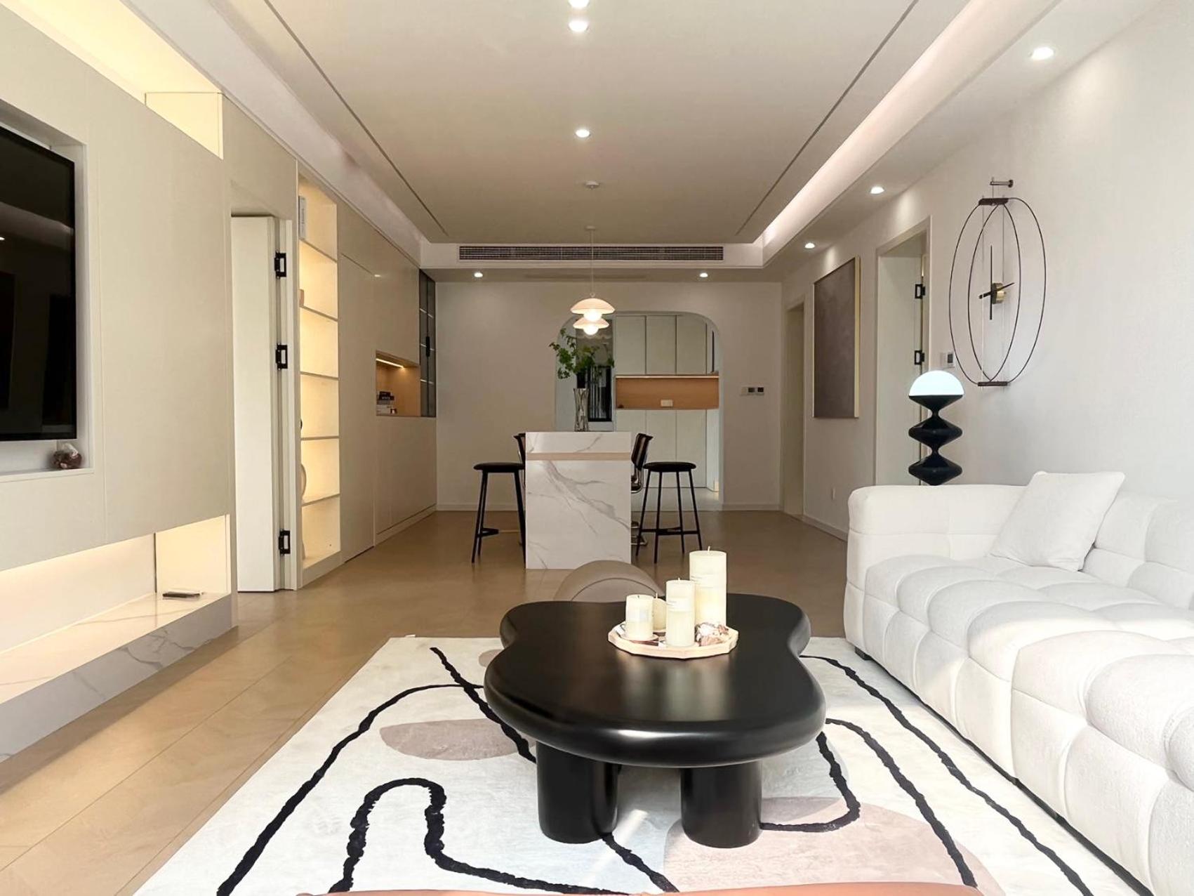 Eastern Hub - Three Bedroom Apt in Xintiandi, 50m from Metro, Many Shops and Malls Surrounded