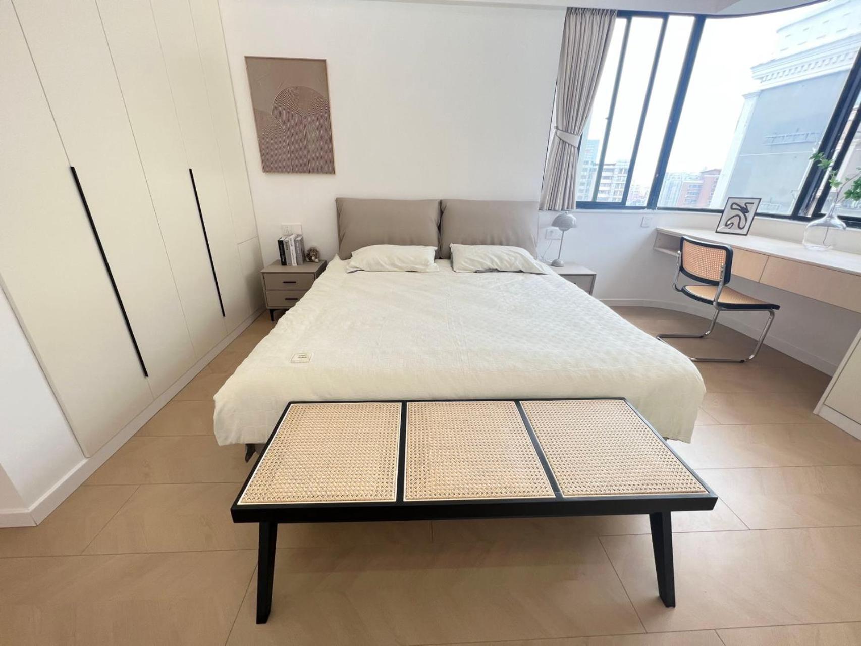 Eastern Hub - Three Bedroom Apt in Xintiandi, 50m from Metro, Many Shops and Malls Surrounded