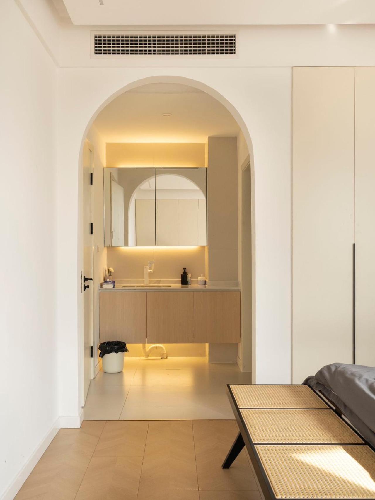 Eastern Hub - Three Bedroom Apt in Xintiandi, 50m from Metro, Many Shops and Malls Surrounded