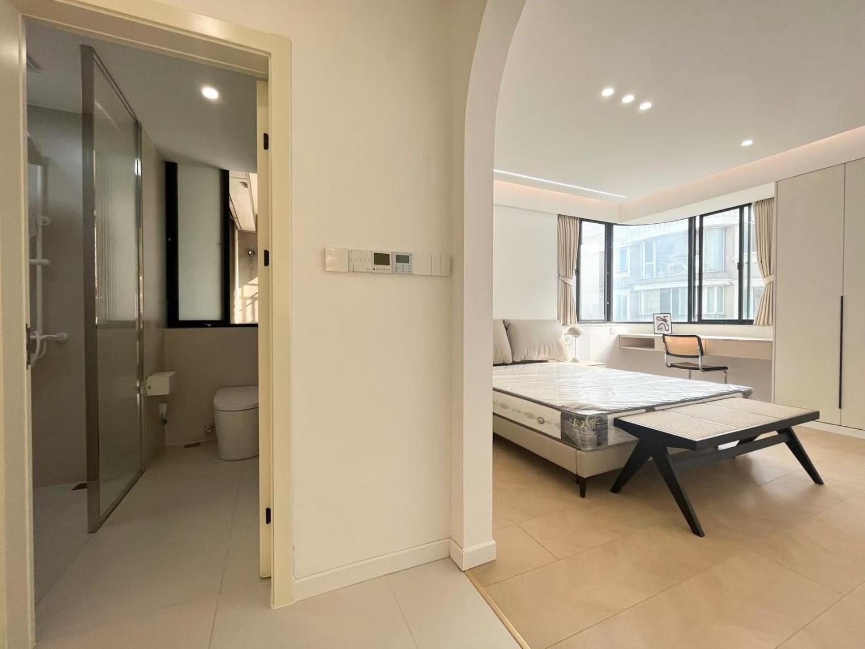 Eastern Hub - Three Bedroom Apt in Xintiandi, 50m from Metro, Many Shops and Malls Surrounded