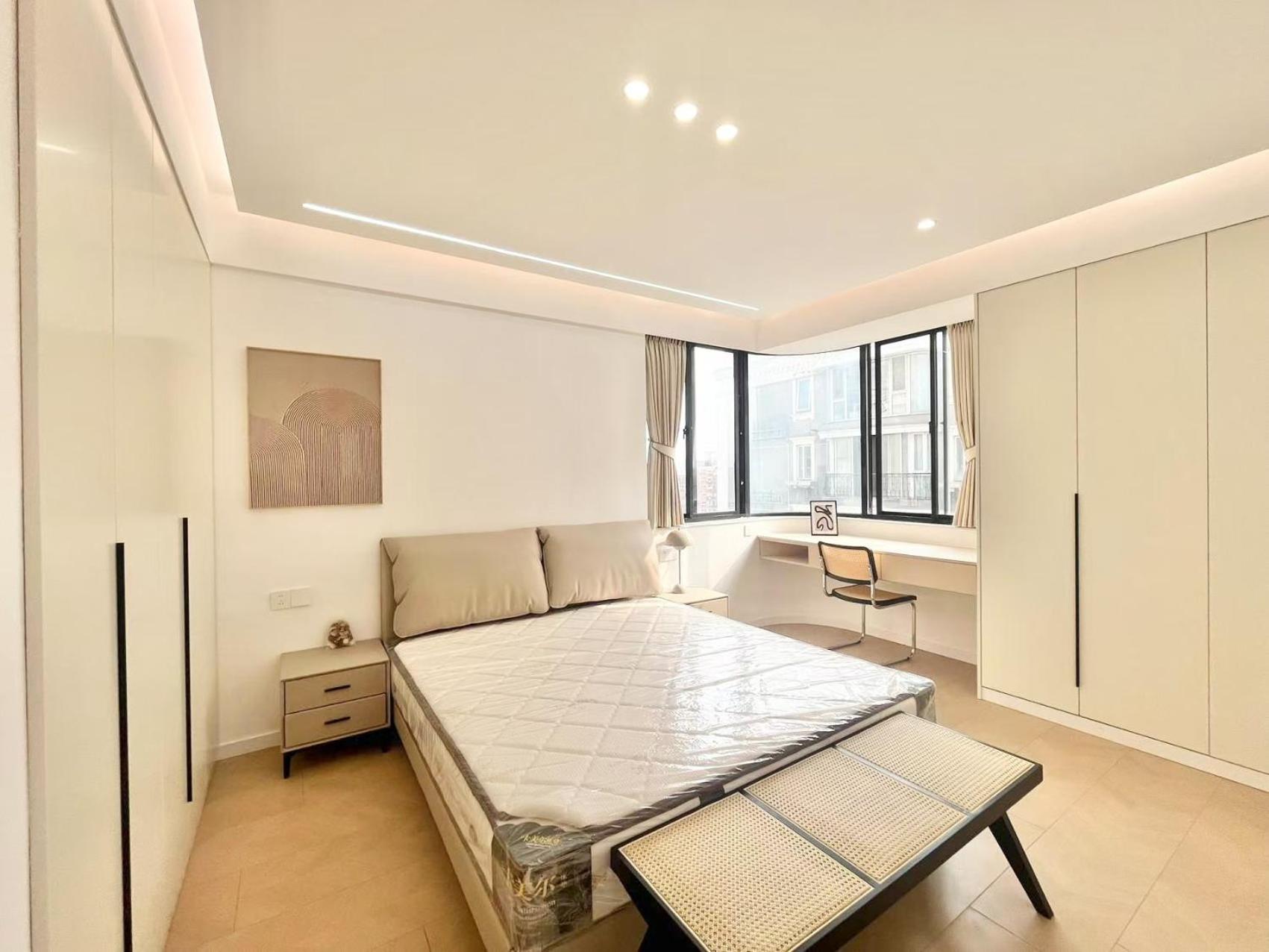 Eastern Hub - Three Bedroom Apt in Xintiandi, 50m from Metro, Many Shops and Malls Surrounded