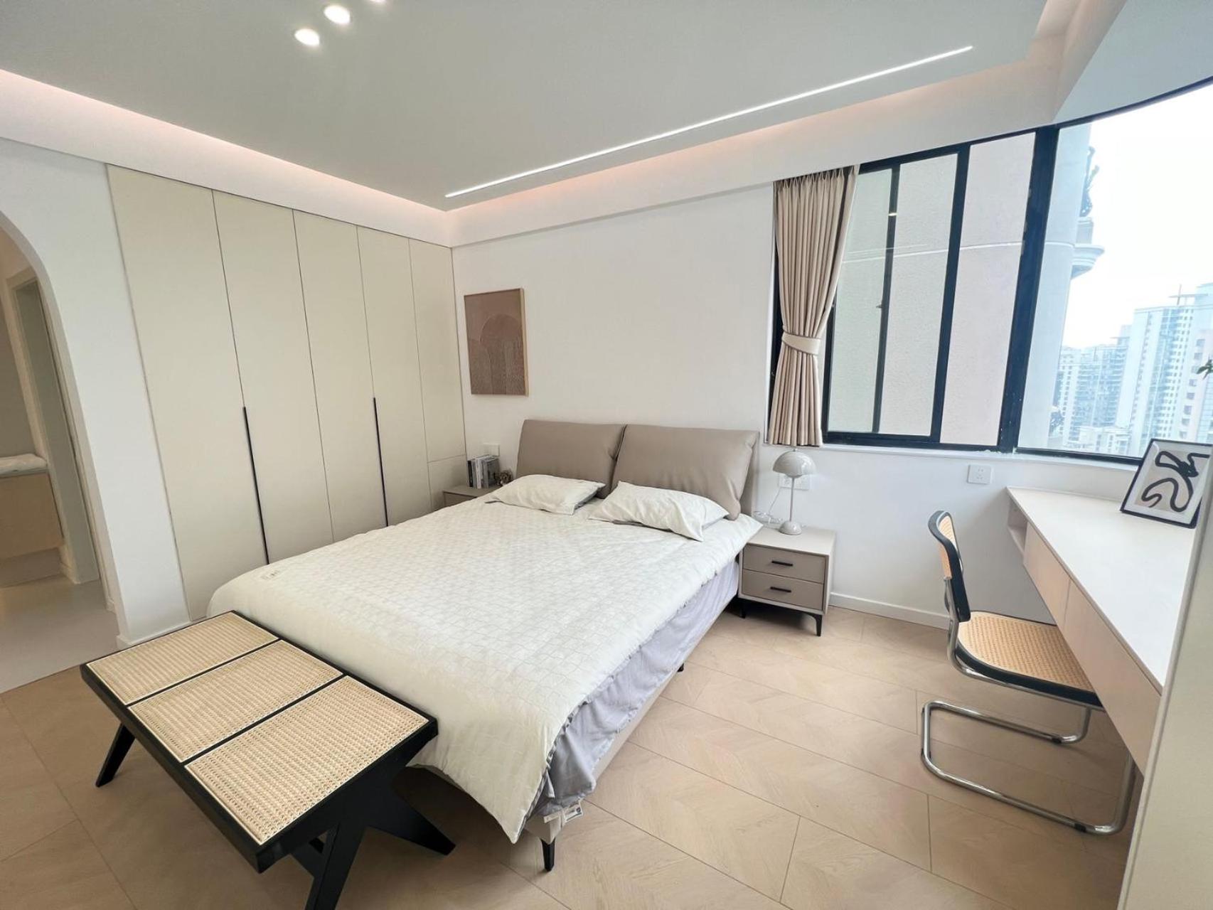 Eastern Hub - Three Bedroom Apt in Xintiandi, 50m from Metro, Many Shops and Malls Surrounded
