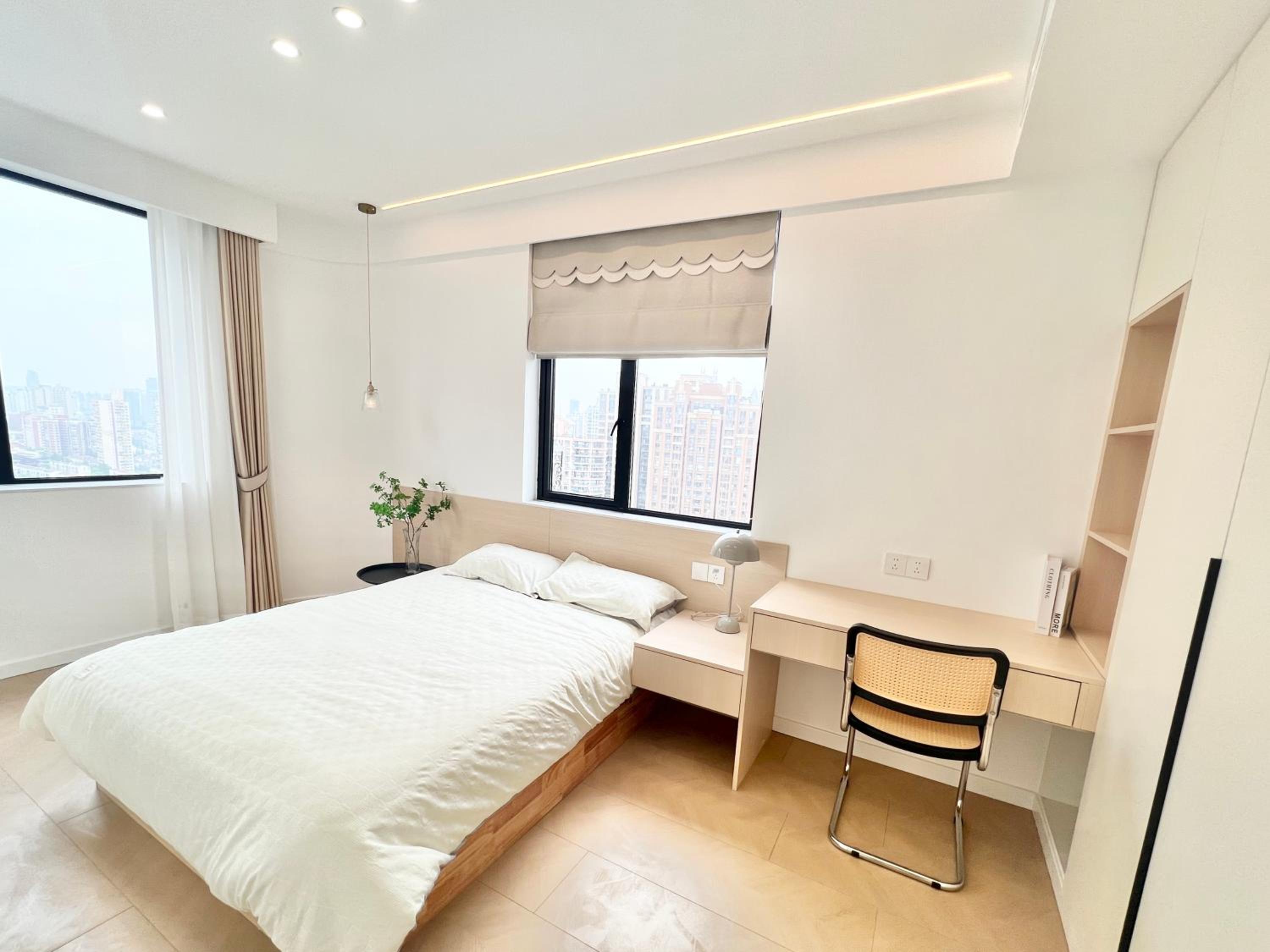 Eastern Hub - Three Bedroom Apt in Xintiandi, 50m from Metro, Many Shops and Malls Surrounded