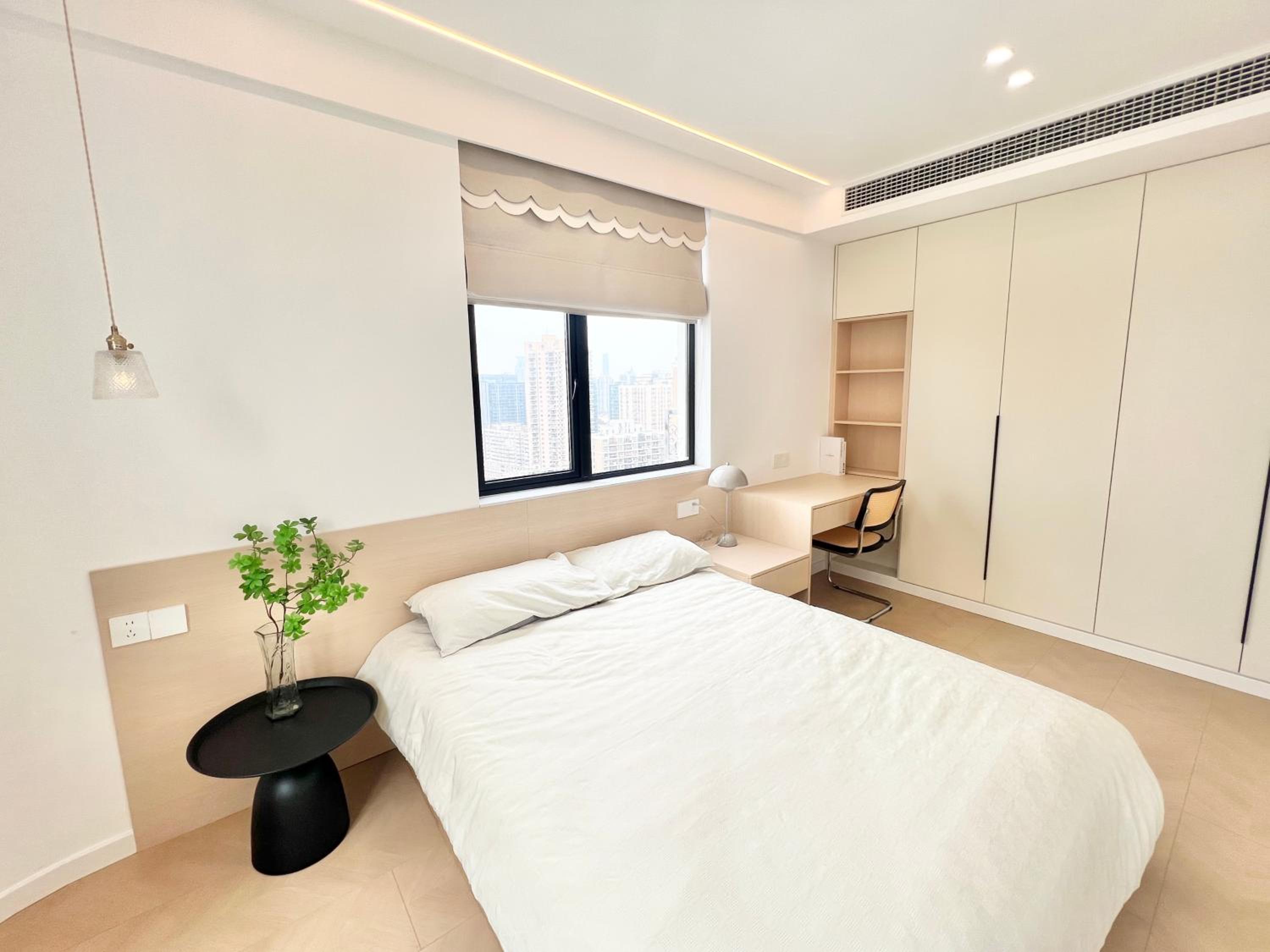 Eastern Hub - Three Bedroom Apt in Xintiandi, 50m from Metro, Many Shops and Malls Surrounded