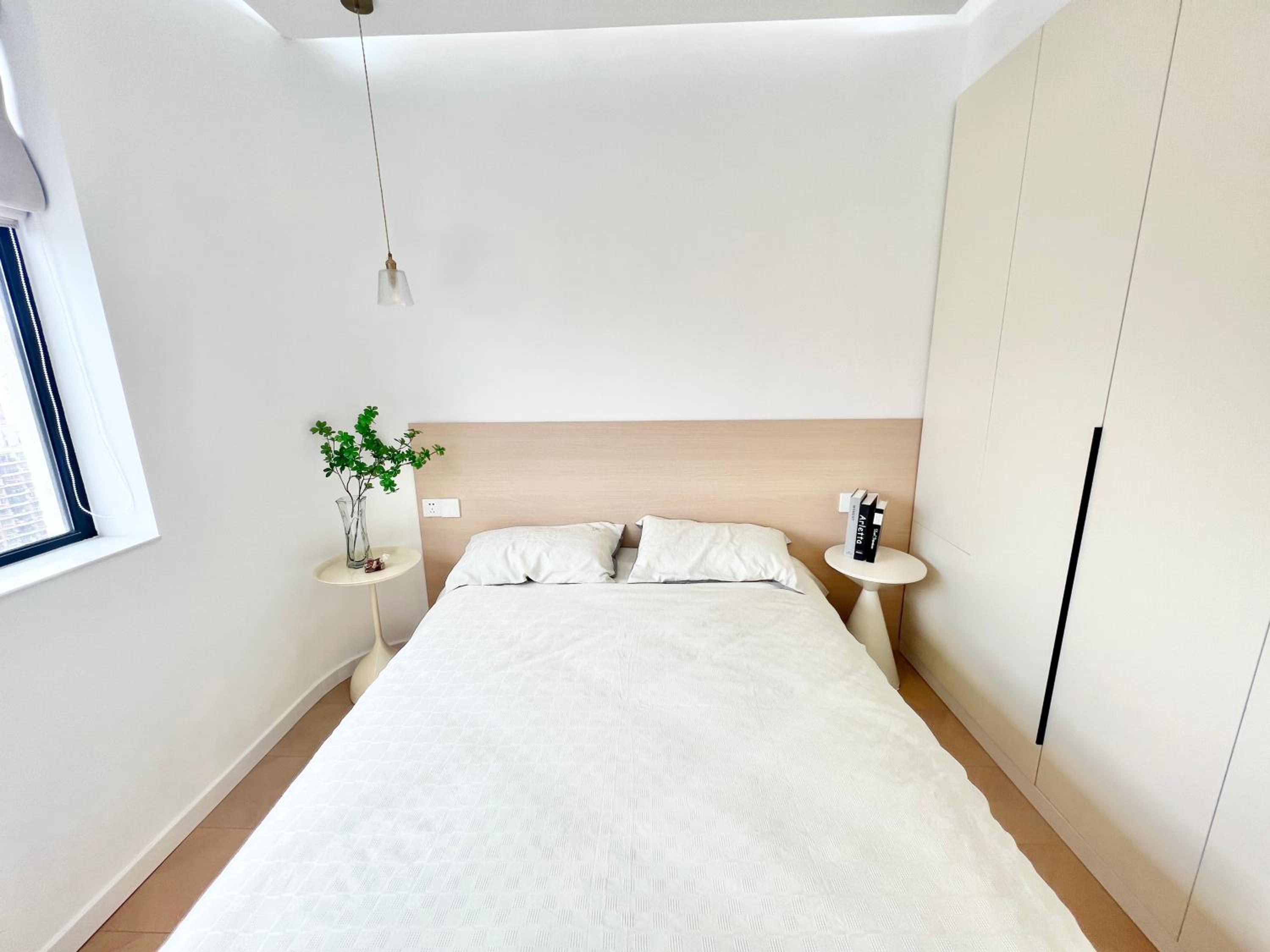 Eastern Hub - Three Bedroom Apt in Xintiandi, 50m from Metro, Many Shops and Malls Surrounded
