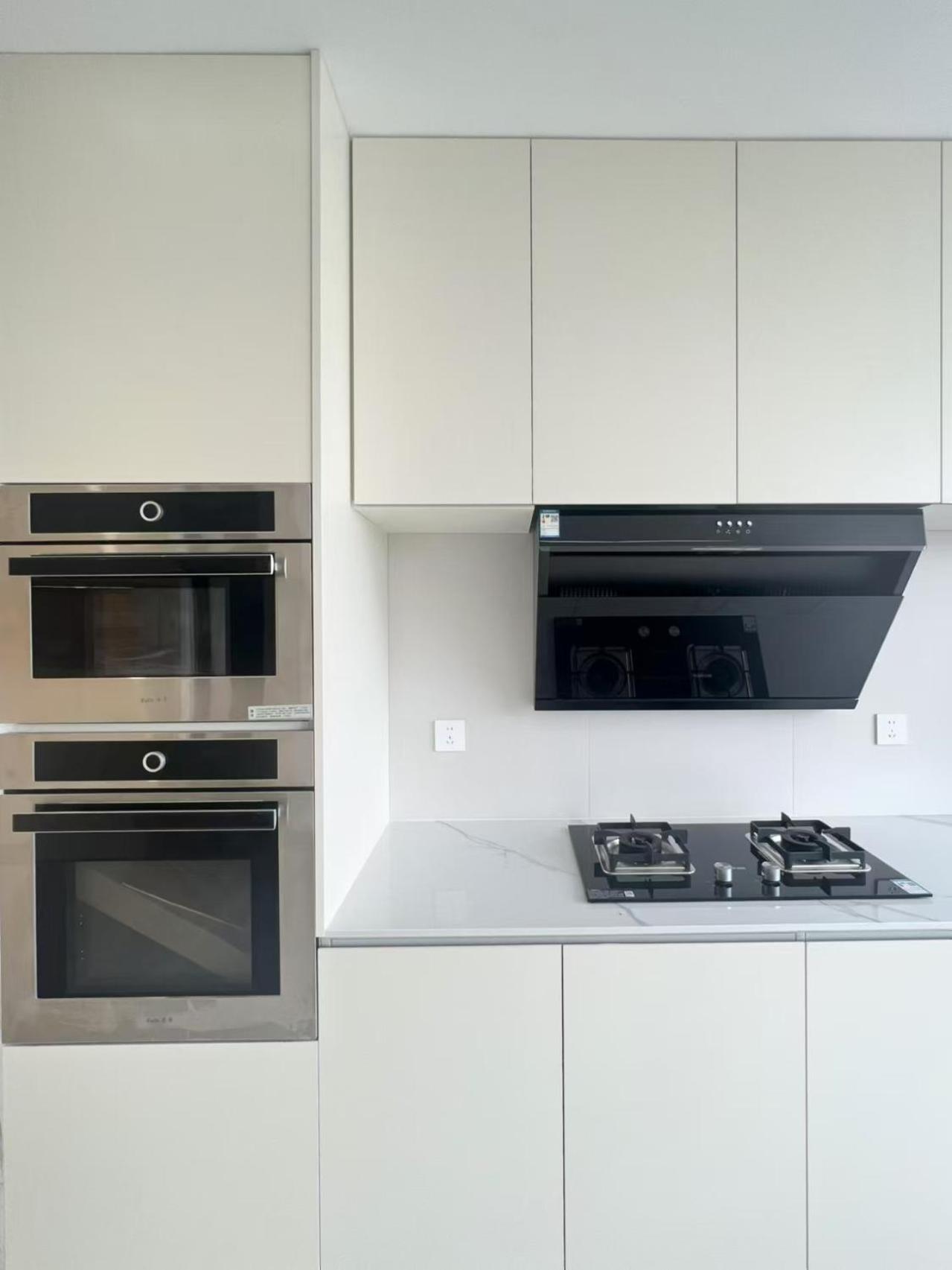 Eastern Hub - Three Bedroom Apt in Xintiandi, 50m from Metro, Many Shops and Malls Surrounded