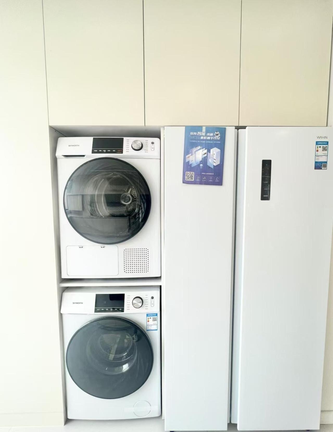 Eastern Hub - Three Bedroom Apt in Xintiandi, 50m from Metro, Many Shops and Malls Surrounded