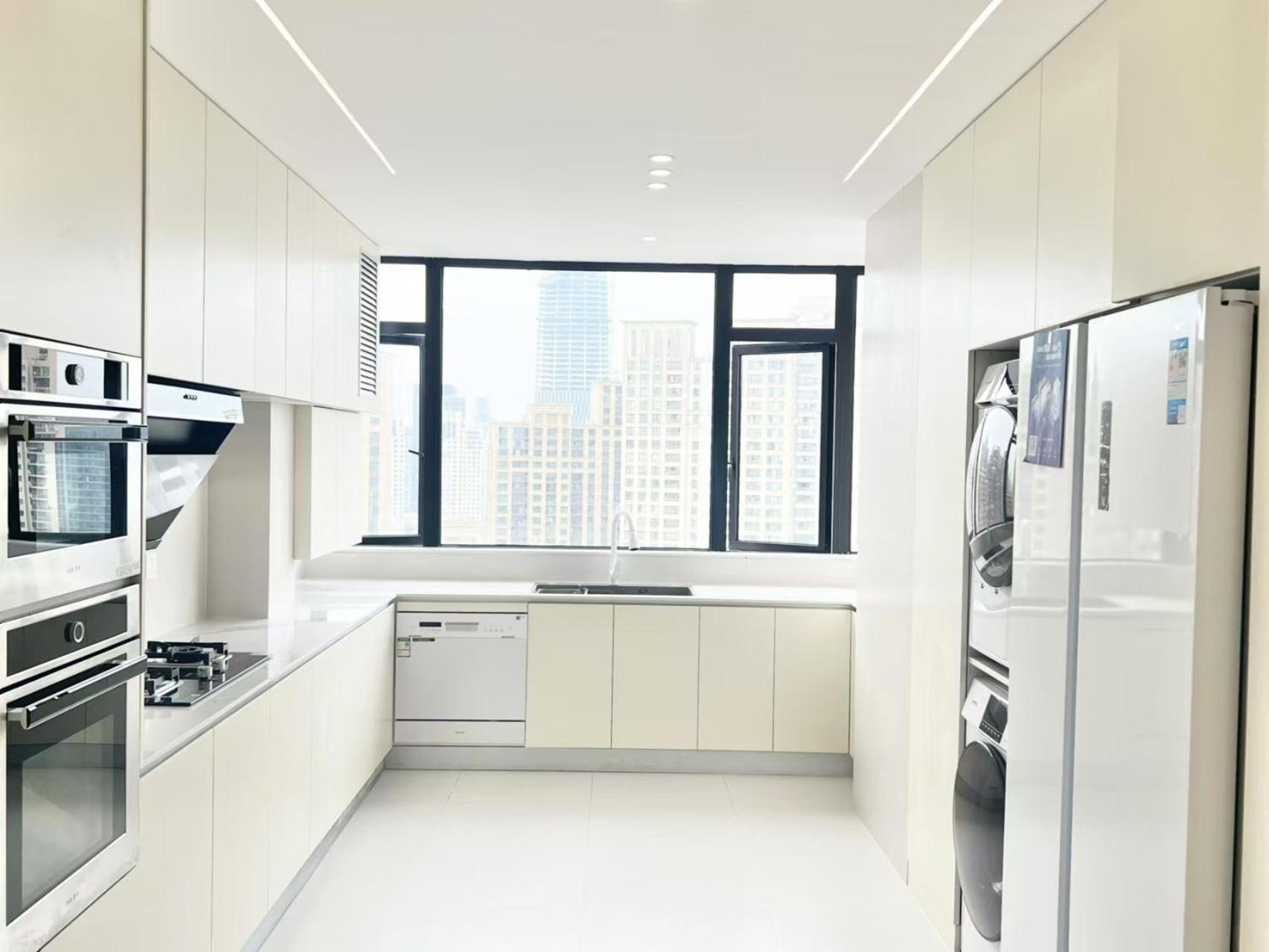 Eastern Hub - Three Bedroom Apt in Xintiandi, 50m from Metro, Many Shops and Malls Surrounded
