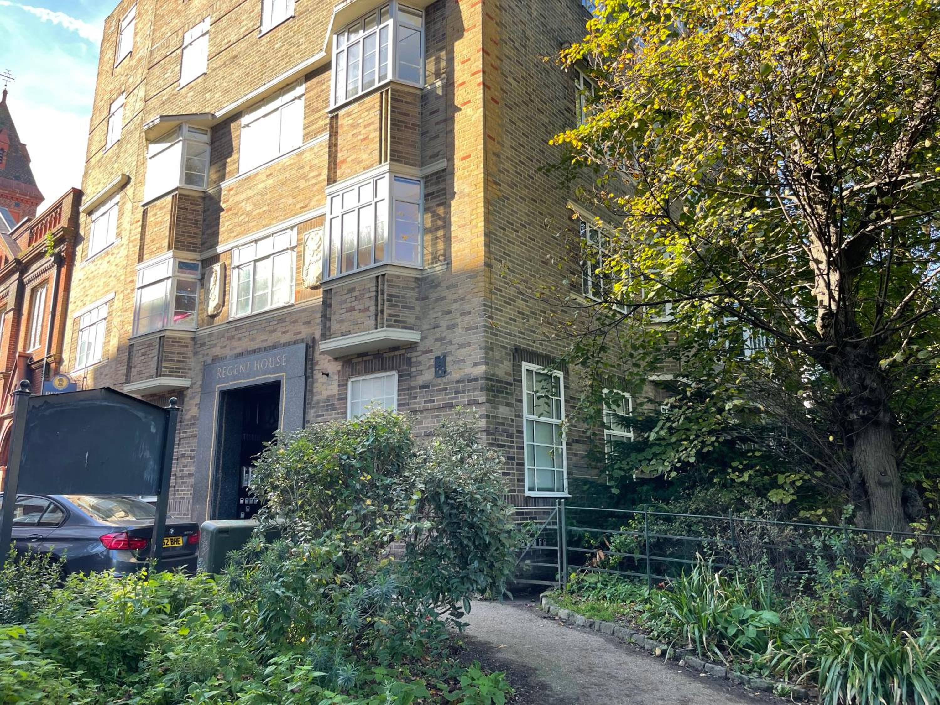 Royal Pavilion Garden Apartment with Parking
