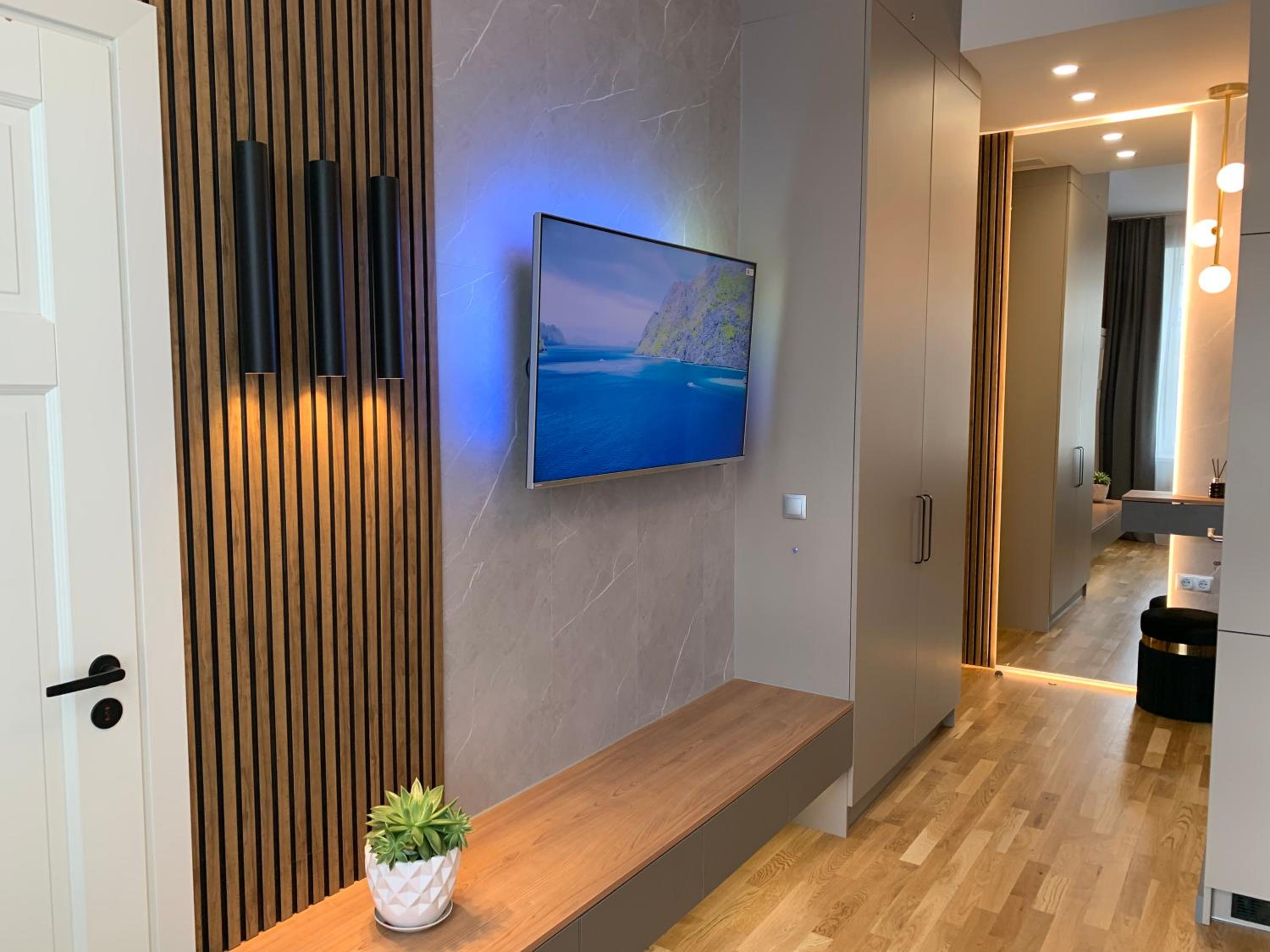 Premium Design, Renovated 2024 Free parking view 4
