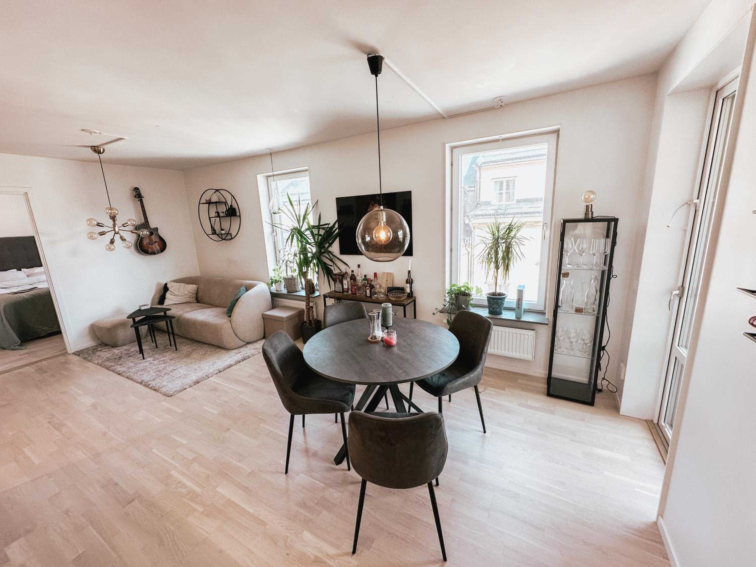 Modern, Centrally located Apartment! view 2