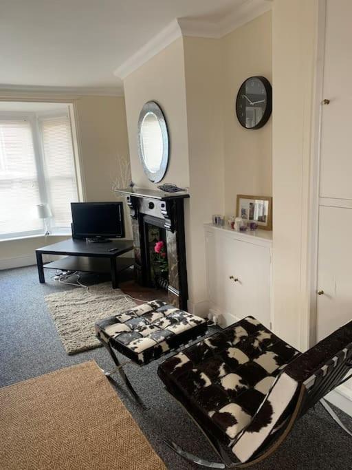 Apartment, Stylish 2 bed Riverside House, 2 Kingsize beds, Free Parking 3