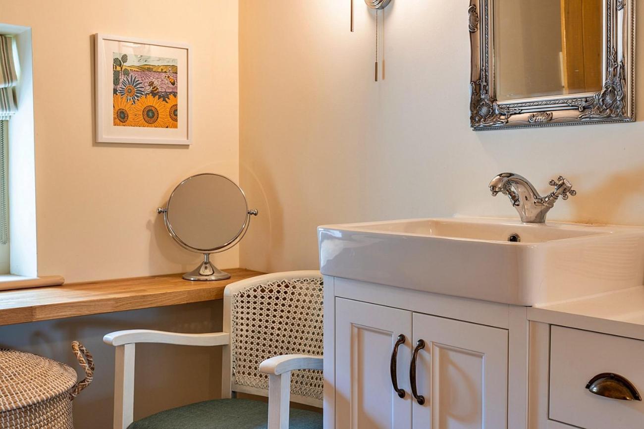 Finest Retreats - The Thatch at Winterborne Houghton
